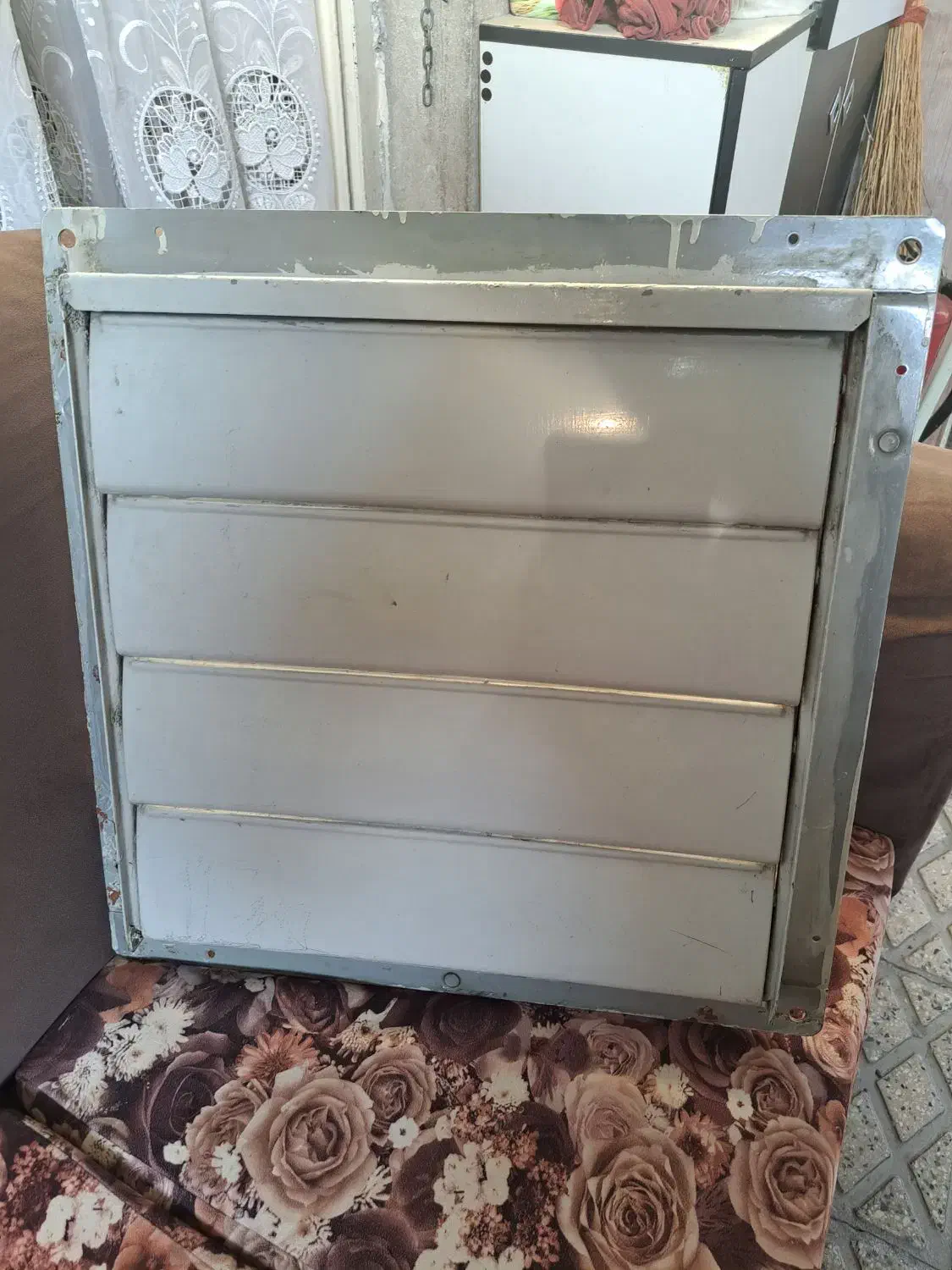 هواکش با دریچه|پنکه و تصفیه‌کنندهٔ هوا|ری, سیزده آبان|دیوار