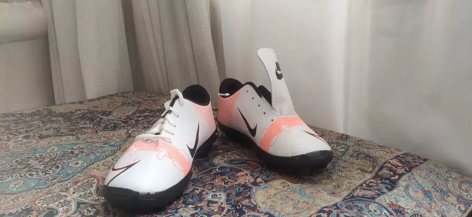 کفش اسپرت|کیف، کفش، کمربند|شیراز, مبعث|دیوار