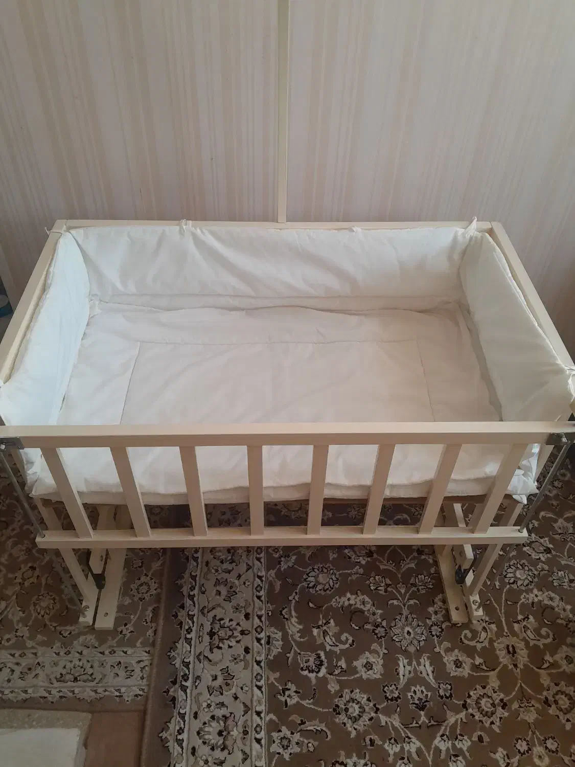 گهواره کنار تخت مادر|تخت و صندلی بچه|کاشان, پشت شهربانی|دیوار