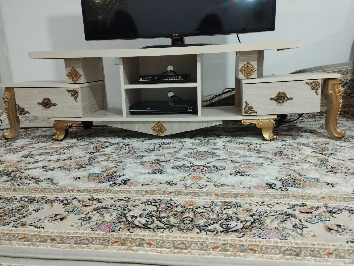 قالیچه پشتی ۱۲ عددی سالم و نو و میز تلوزیون|فرش|سنندج, |دیوار