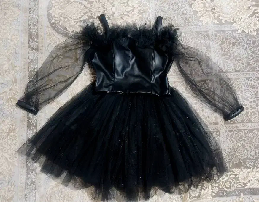 لباس عروسکی|لباس|قدس, شهرقدس|دیوار