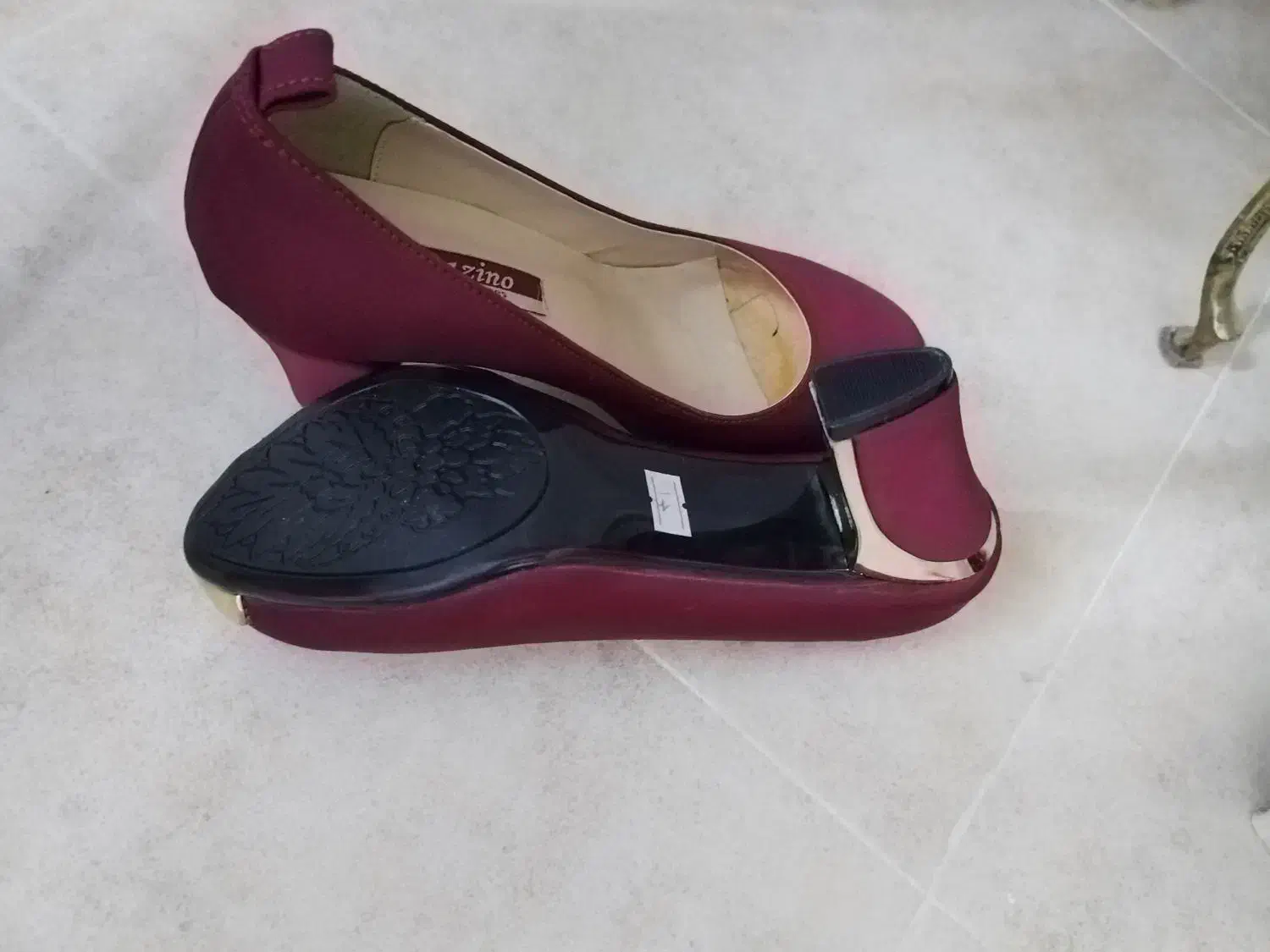 کفش نو|کیف، کفش، کمربند|قم, سنگ بند|دیوار