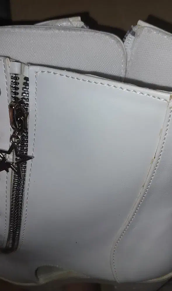 کفش سفید|کیف، کفش، کمربند|فلاورجان, |دیوار