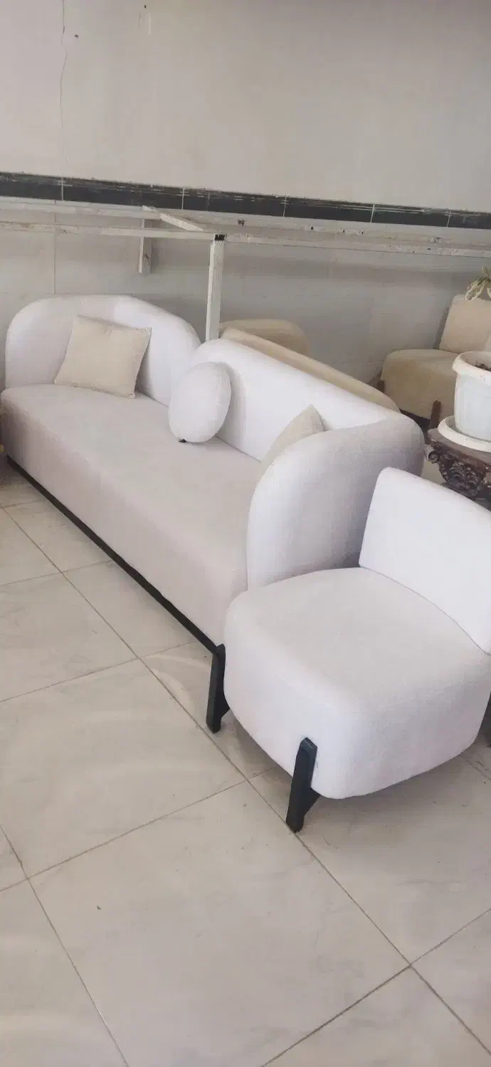 مبل پفکی و پنجره ای رنگ  سفید|مبلمان خانگی و میز عسلی|شیروان (خراسان), |دیوار