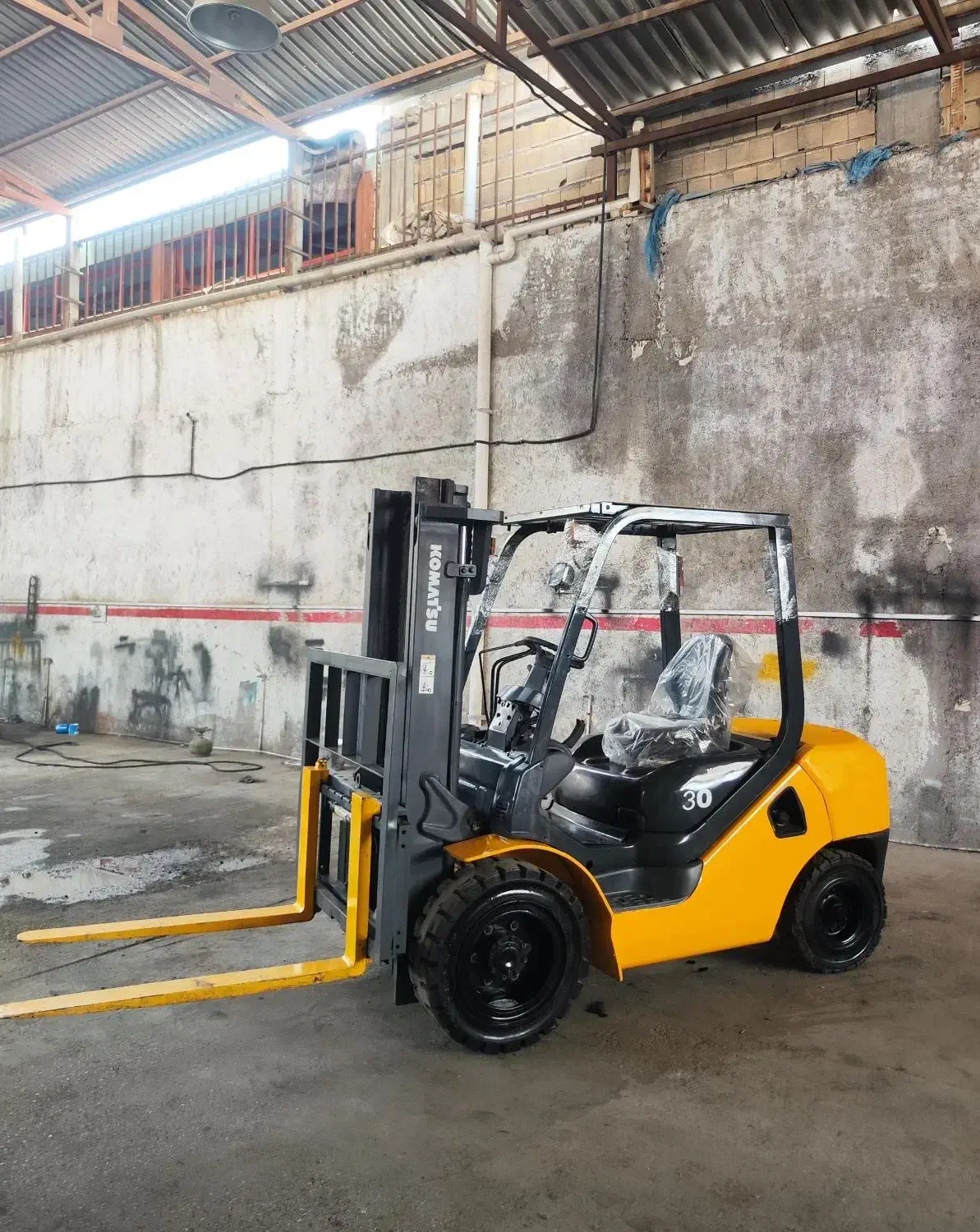 لاستیک سنگی لیفتراک کوماتسو درجه یک|قطعات یدکی و لوازم جانبی|شیراز, احمدی جنوبی|دیوار