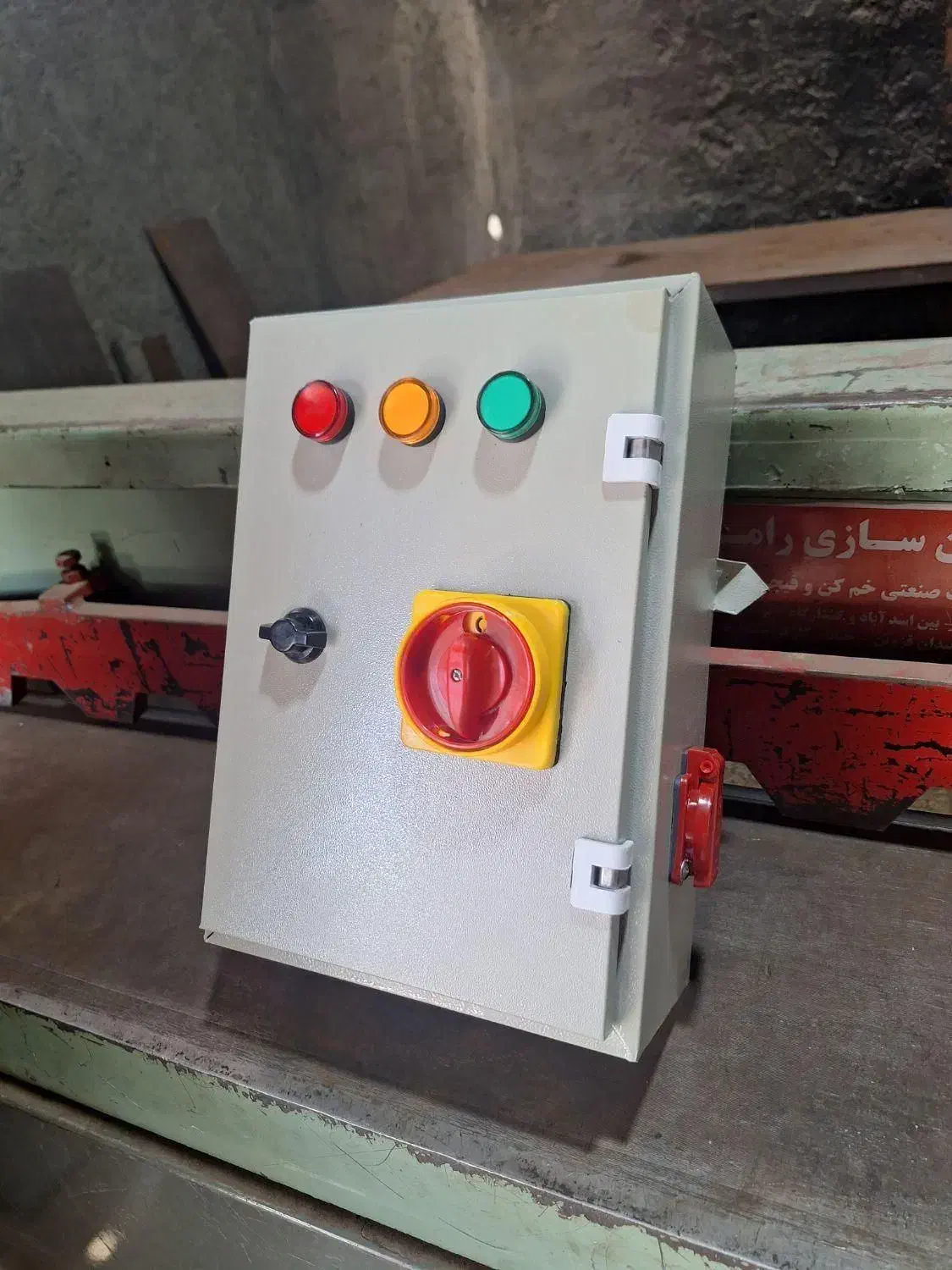 طراحی، مونتاژ و تعمیر تابلو برق صنعتی و ساختمانی|خدمات پیشه و مهارت|ابریشم, |دیوار