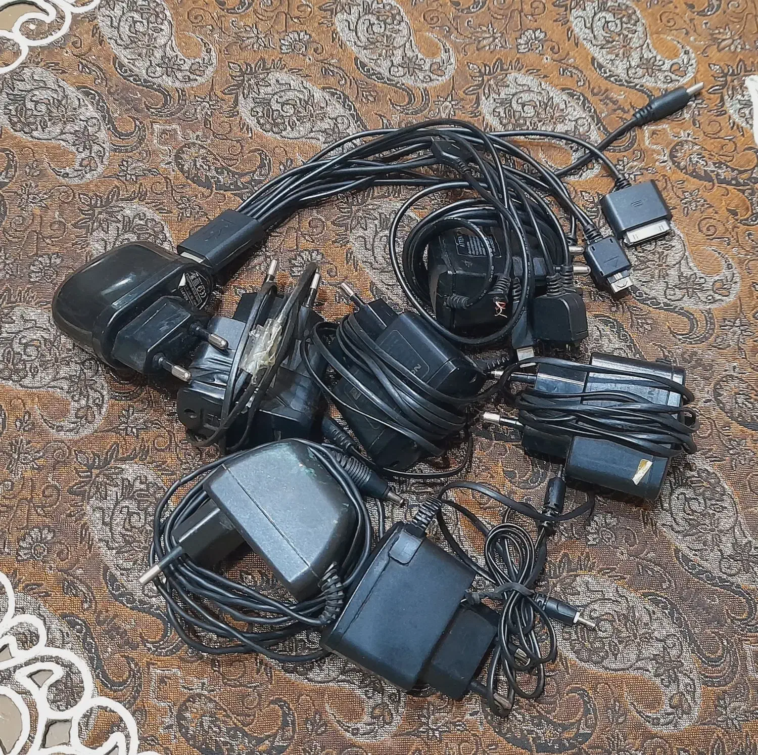 تعدادی شارژر|لوازم جانبی موبایل و تبلت|قم, تولید دارو و یخچال|دیوار