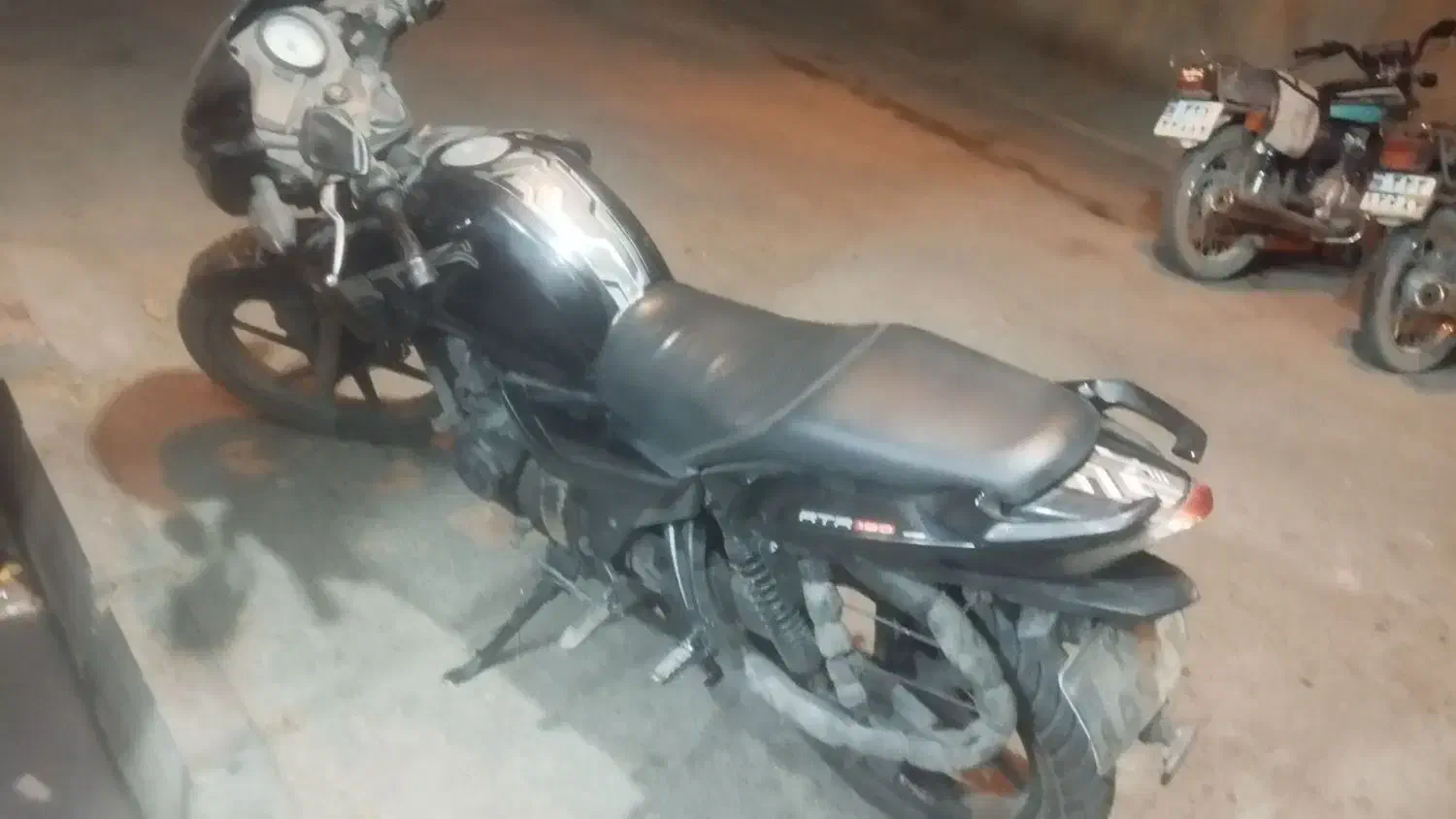 آپاچی|موتورسیکلت|قرچک, پویینک|دیوار