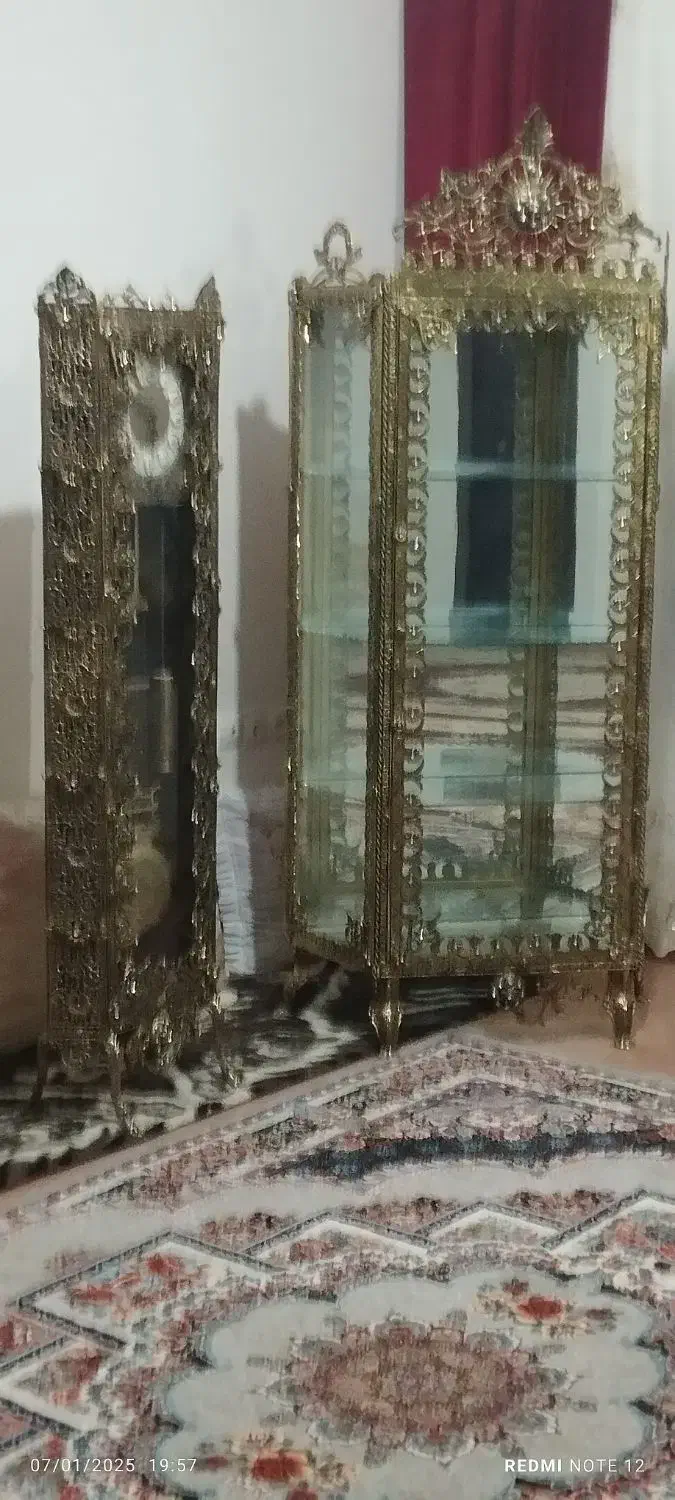 با سلام یک بوفه و ساعت خیلی شیک تمیزی هست|بوفه، ویترین، کنسول|قره قوین, |دیوار