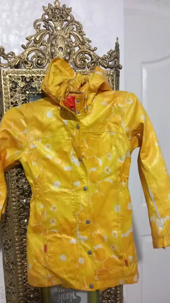 تعدادی کفش و لباس دخترانه ب فروش می‌رسد|لباس|شاهین‌شهر, شهرک گلدیس|دیوار