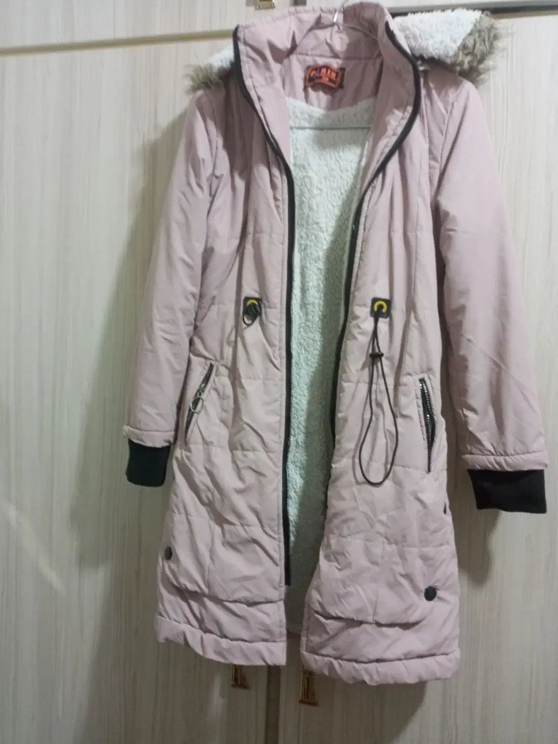 کاپشن|لباس|خوی, |دیوار