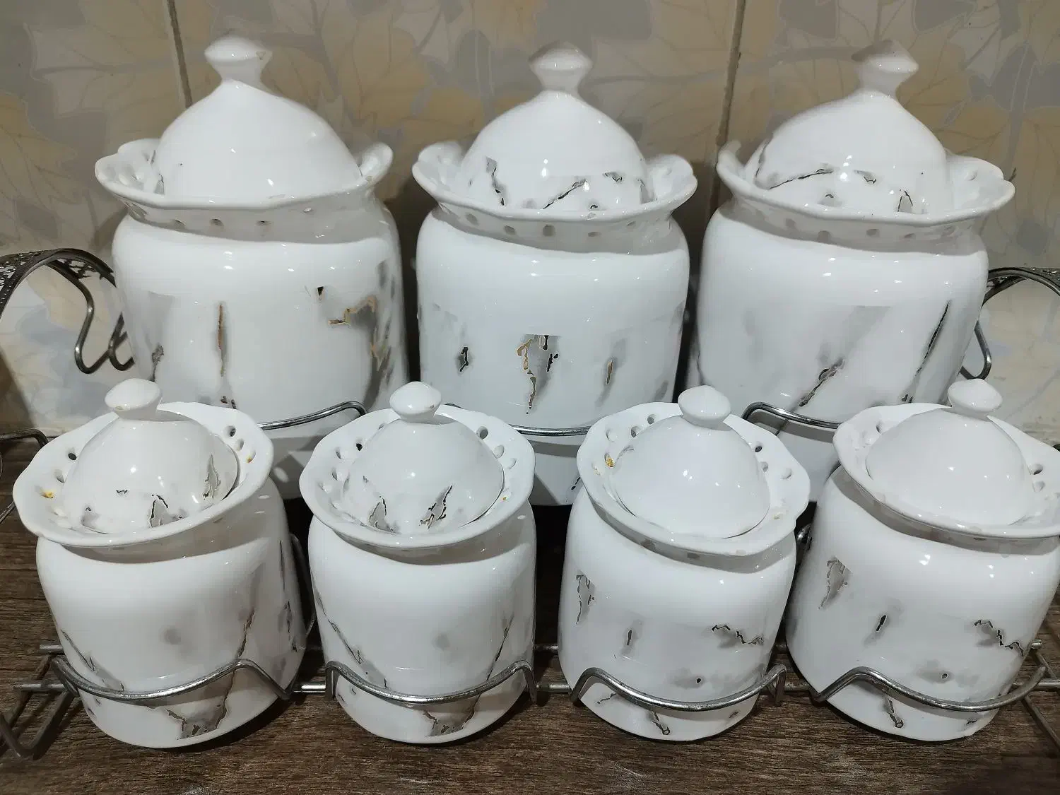 جا ادویه ای جنس چینی همراه با استند فلزی|ظروف سرو و پذیرایی|ایذه, |دیوار