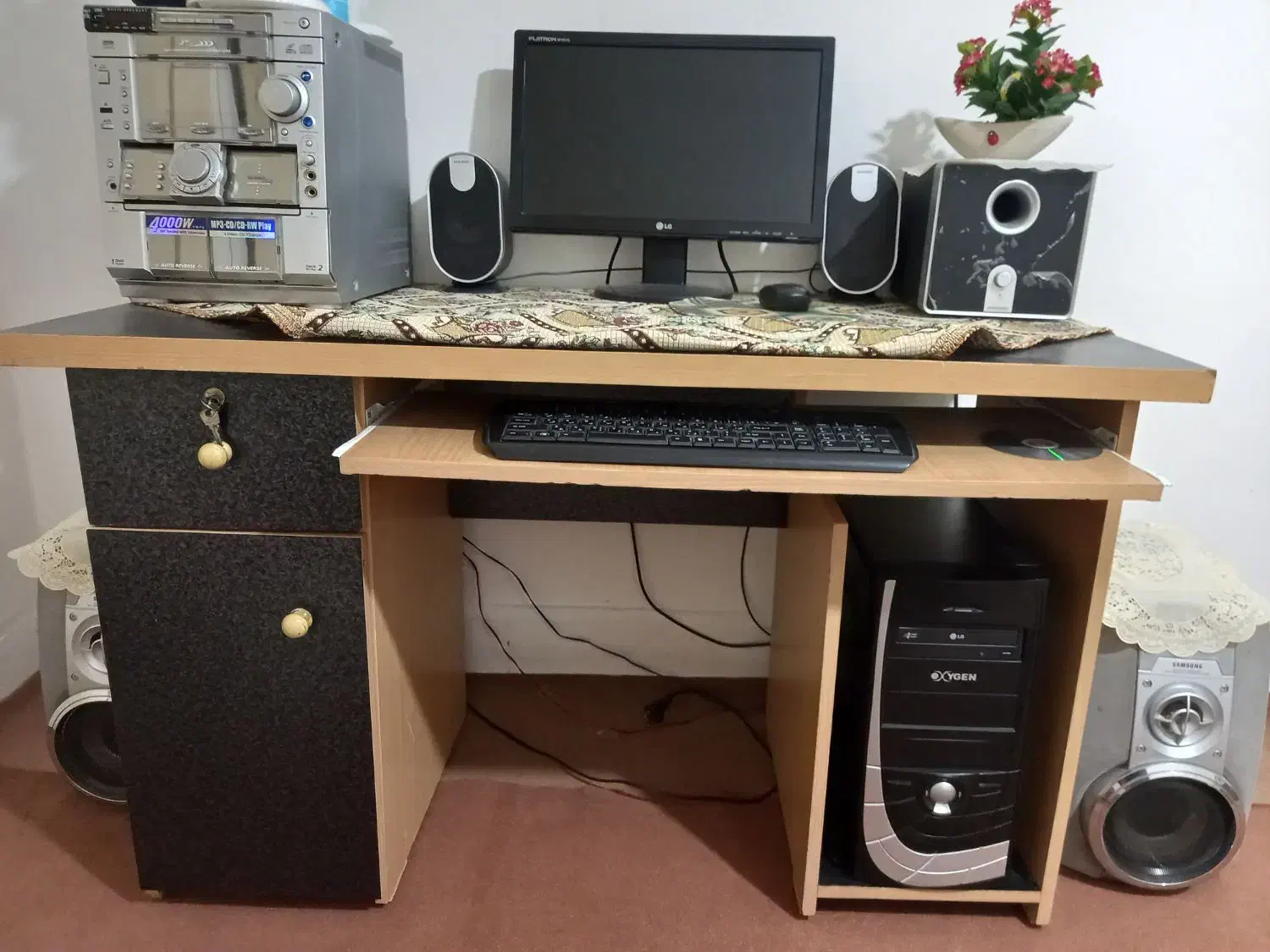 کامپوتر خانگی و میز هر دو با هم|رایانه رومیزی|جلفا, |دیوار