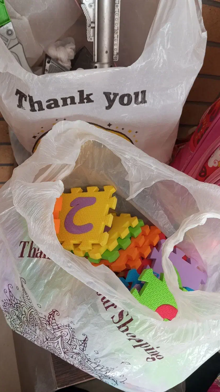 مقدار زیادی لباس و کفش|لباس|اصفهان, پروین|دیوار