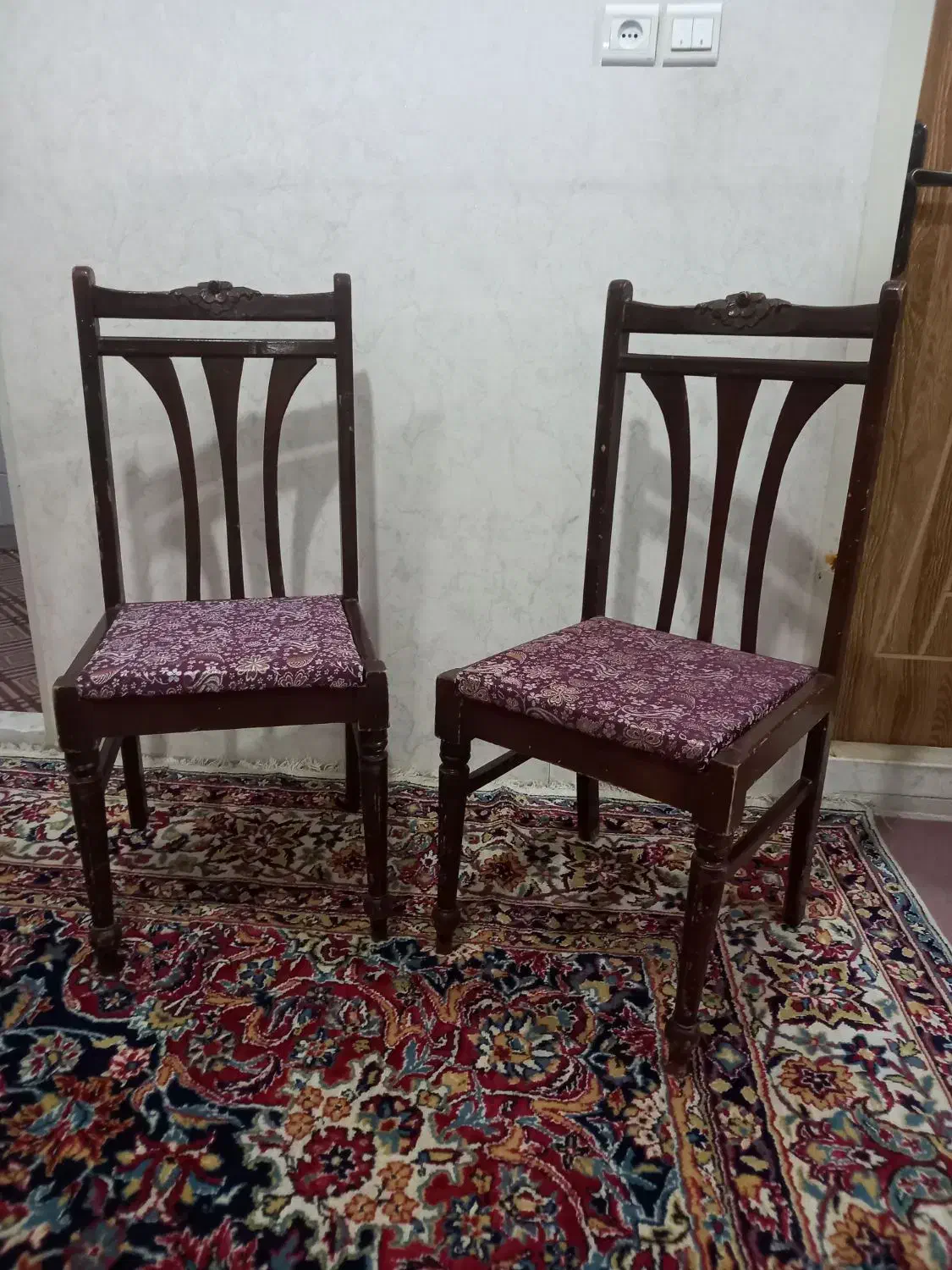 دوتا صندلی سالم و تمیز|صندلی و نیمکت|اشکذر, |دیوار