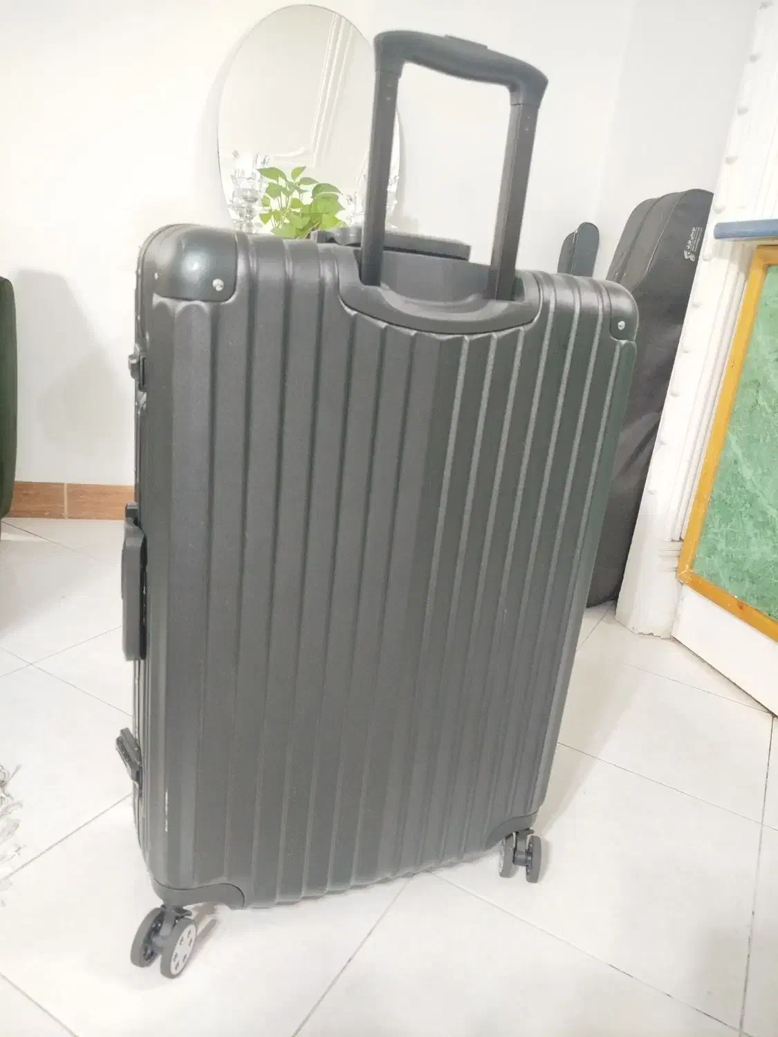 چمدان|کیف، کفش، کمربند|رشت, رودباری|دیوار