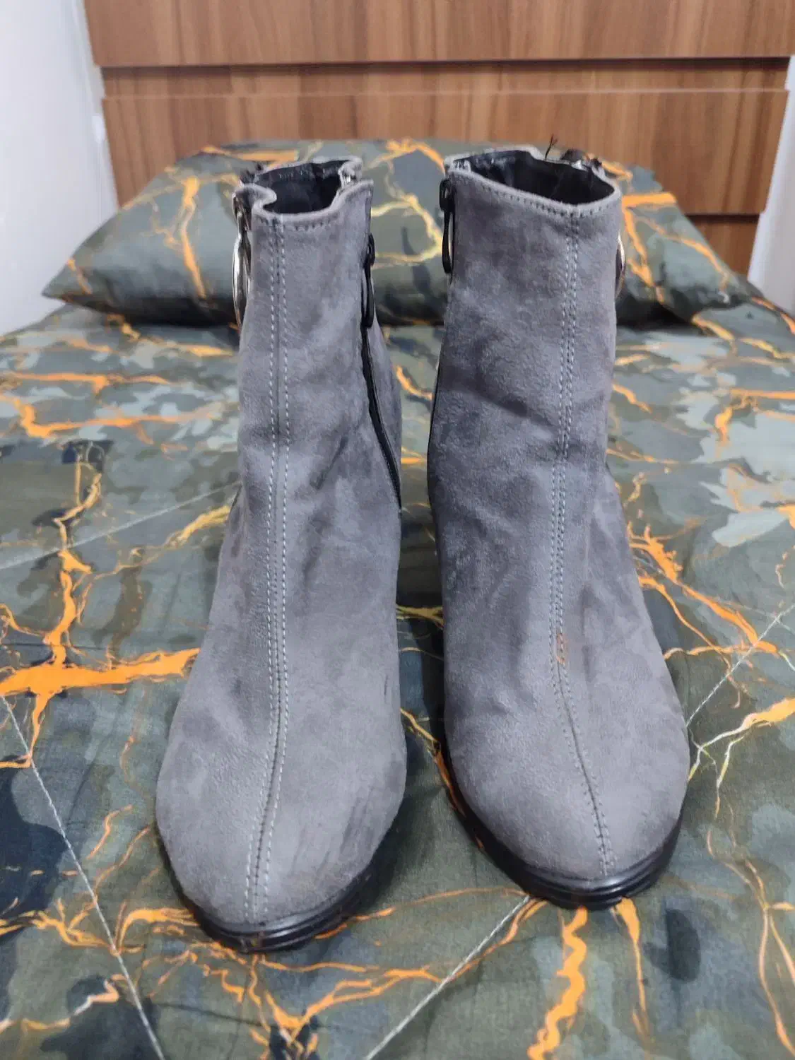 کفش یا پوت|کیف، کفش، کمربند|ساری, |دیوار