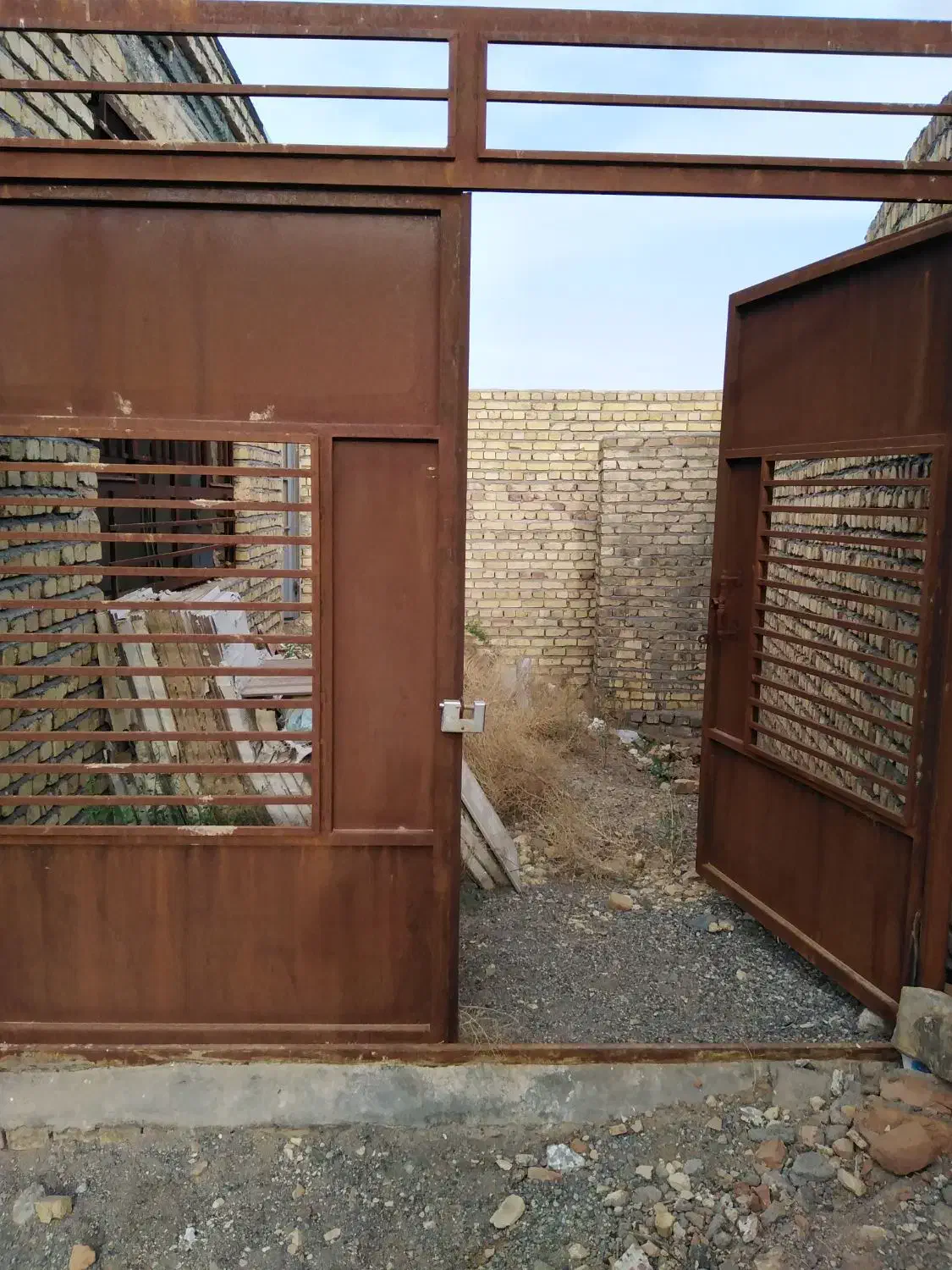 خانه نیمه ساز اول روستای قوژد بلوار امام خمینی خ|فروش خانه و ویلا|کاشمر, |دیوار