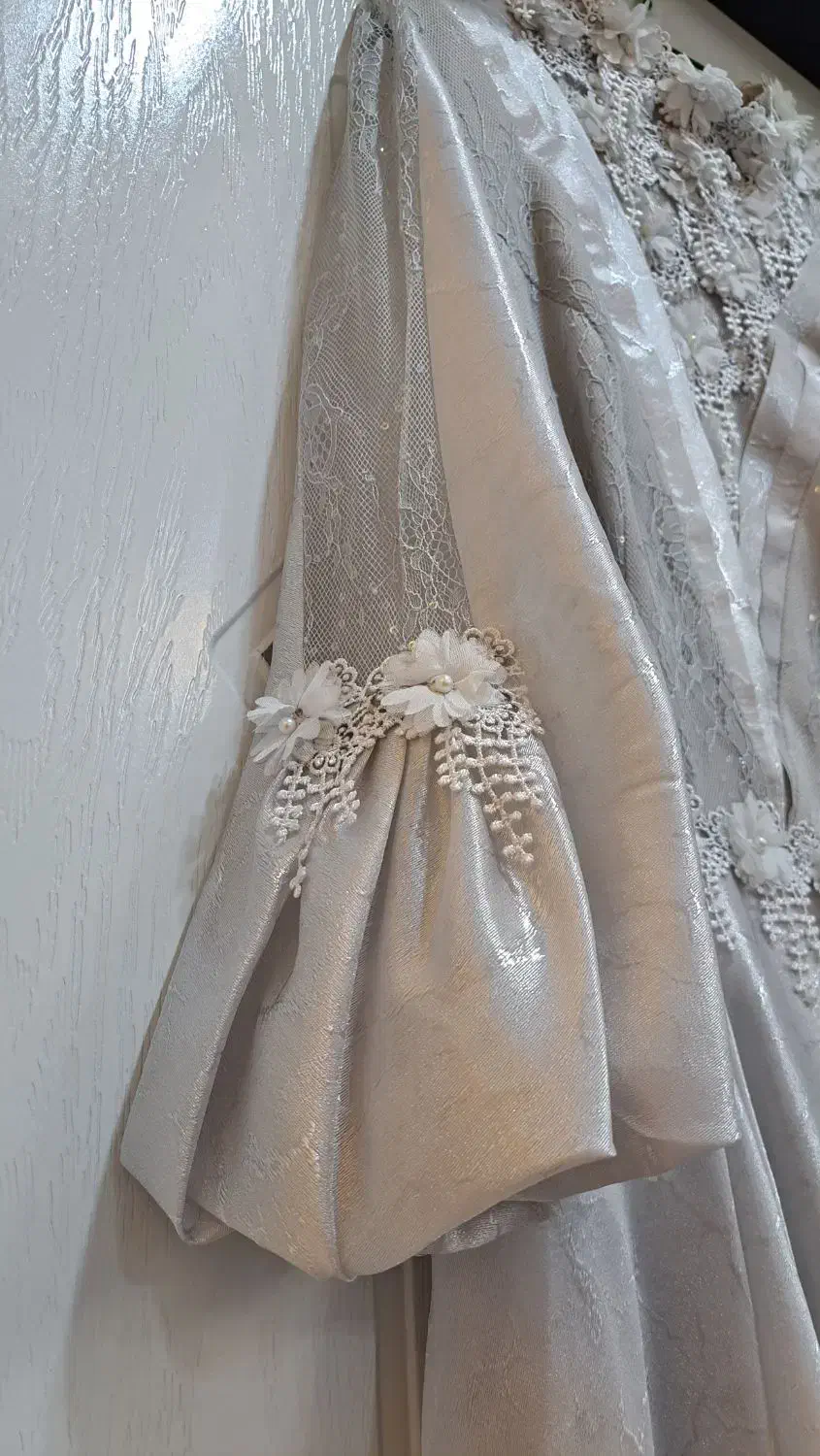 لباس مجلسی|لباس|میانه, |دیوار