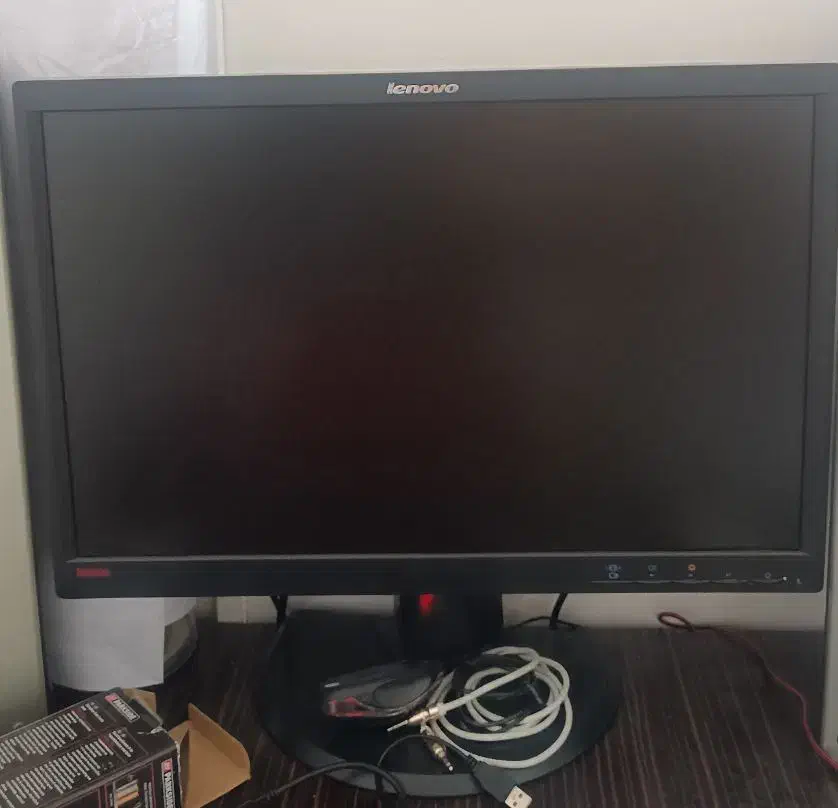 ماینیتور و یک جفت باند و میز کامپیوتر|قطعات و لوازم جانبی رایانه|الشتر, |دیوار