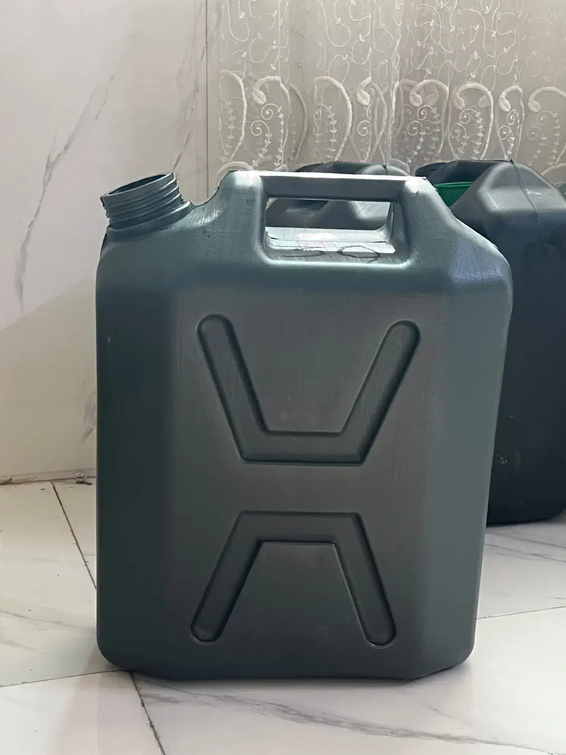 بیست لیتری|ظروف نگهدارنده، پلاستیکی، یکبارمصرف|اصفهان, برازنده|دیوار