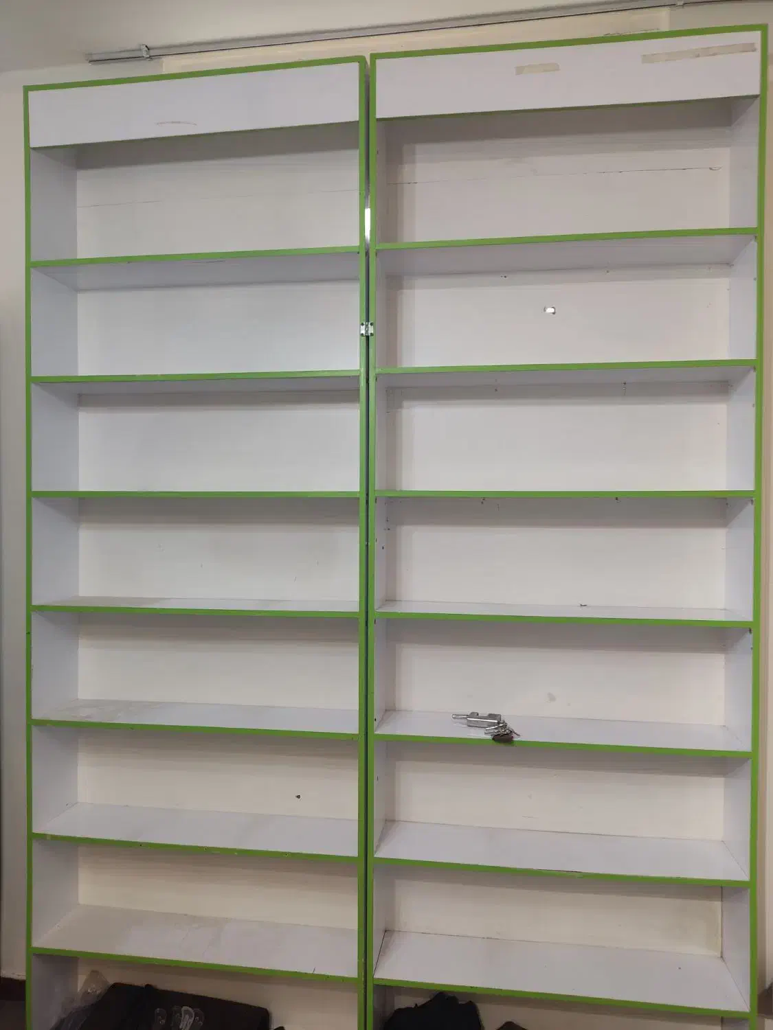 قفسه ویترین لباس و موبایل|کتابخانه، شلف، قفسههای دیواری|اندیشه, اندیشه فاز ۱|دیوار