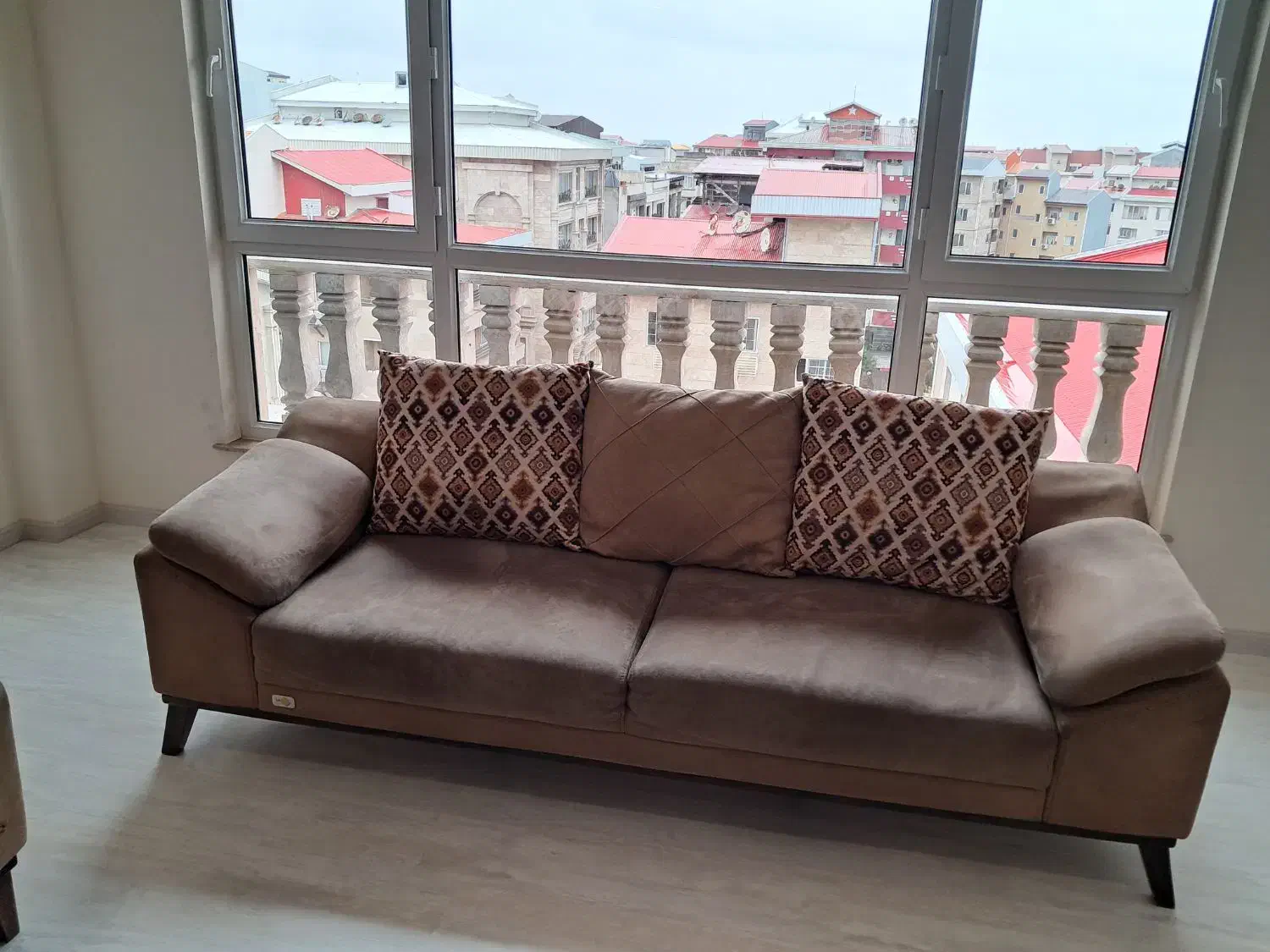 راحتی ۷نفره|مبلمان خانگی و میز عسلی|رشت, دیلمان|دیوار