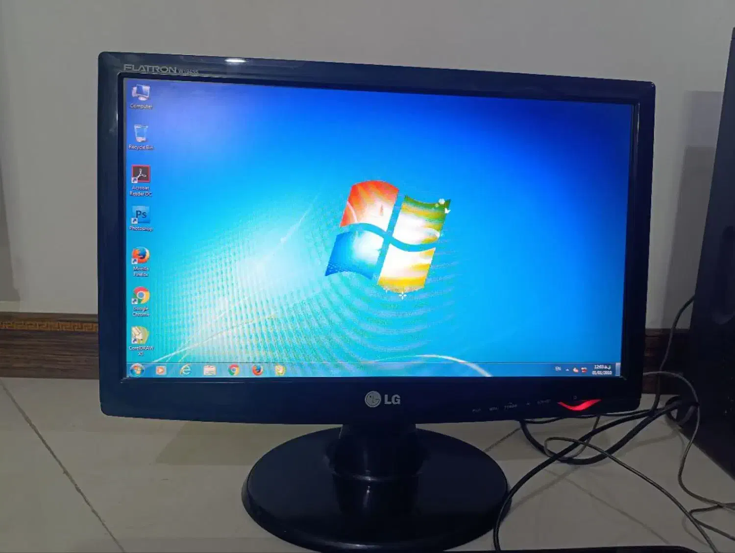 کامپیوتر|رایانه رومیزی|رباط‌کریم, رباط‌کریم|دیوار