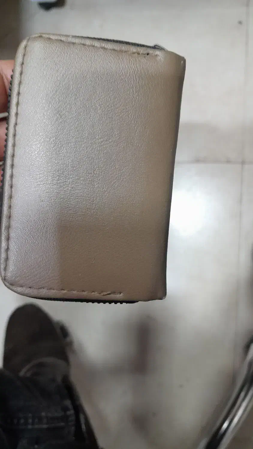 کیف مدارک پیدا شده|اشیا|کاشان, زیدی|دیوار