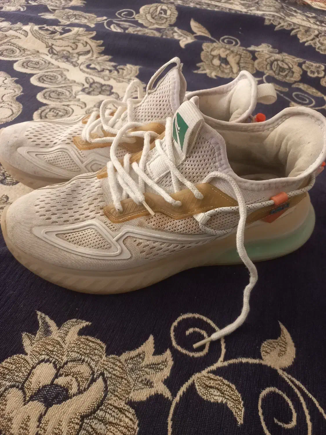 کفش|کیف، کفش، کمربند|صحنه, |دیوار