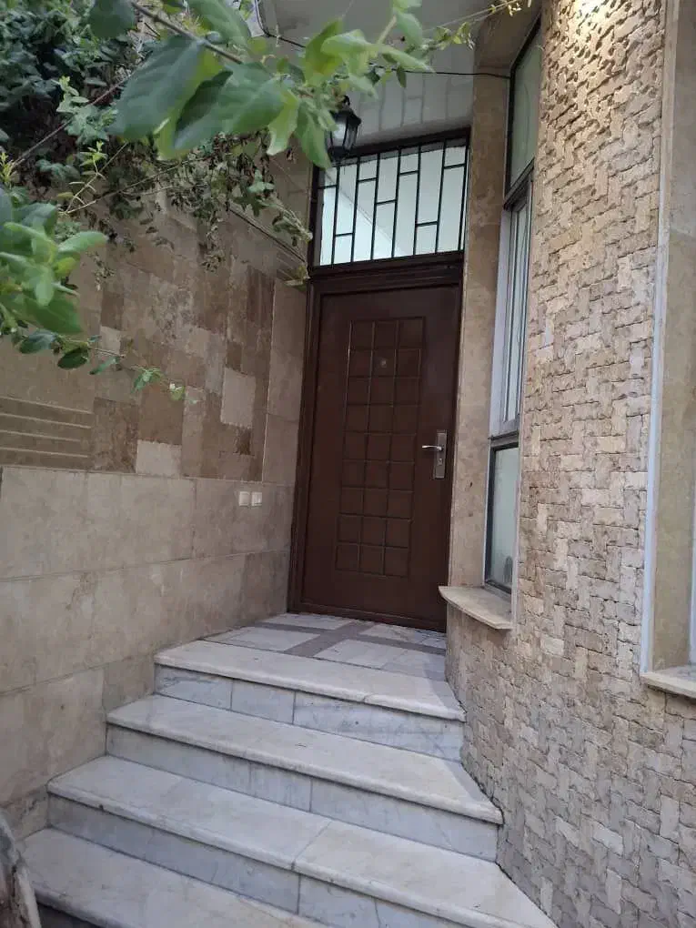 رهن کامل منزل ویلایی دو طبقه و بصورت مجزا|اجارهٔ خانه و ویلا|شیراز, نشاط|دیوار