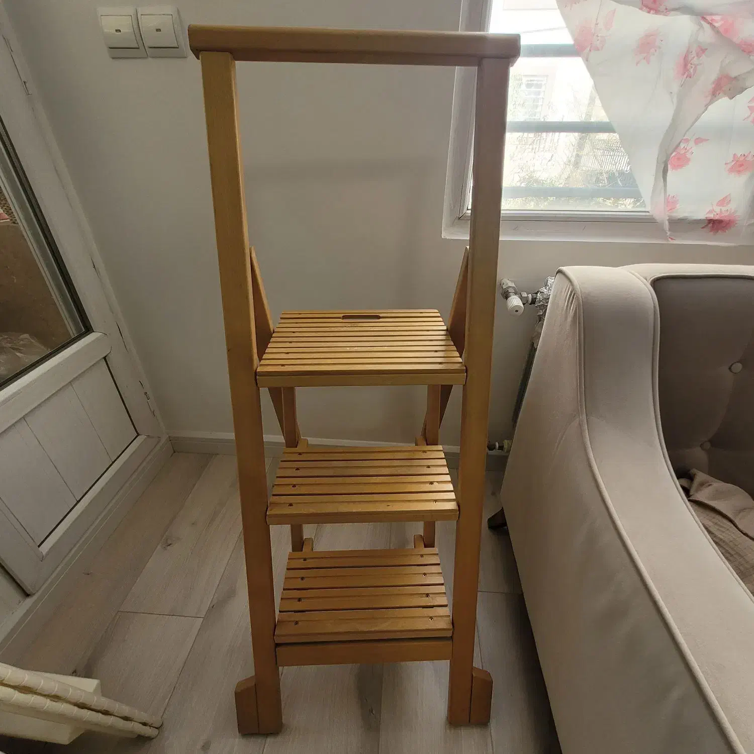 استند چوبی تاشو|کتابخانه، شلف، قفسه‌های دیواری|کرج, شهرک ولیعصر|دیوار