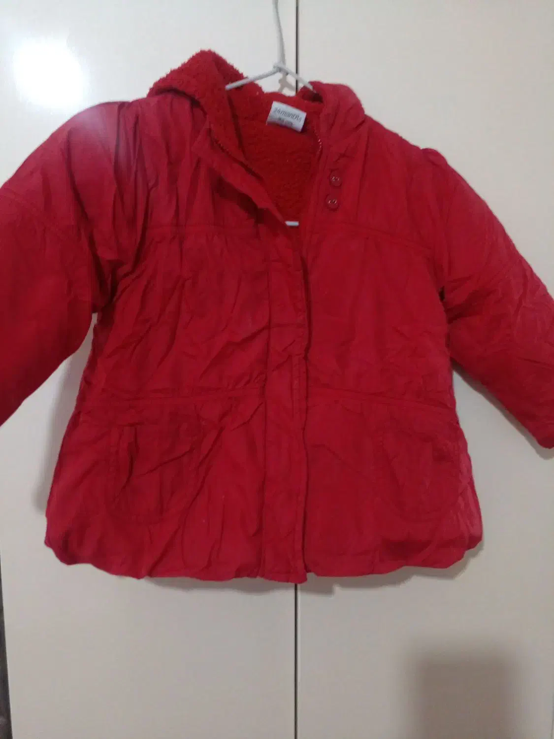 کاپشن|کفش و لباس بچه|بومهن, |دیوار