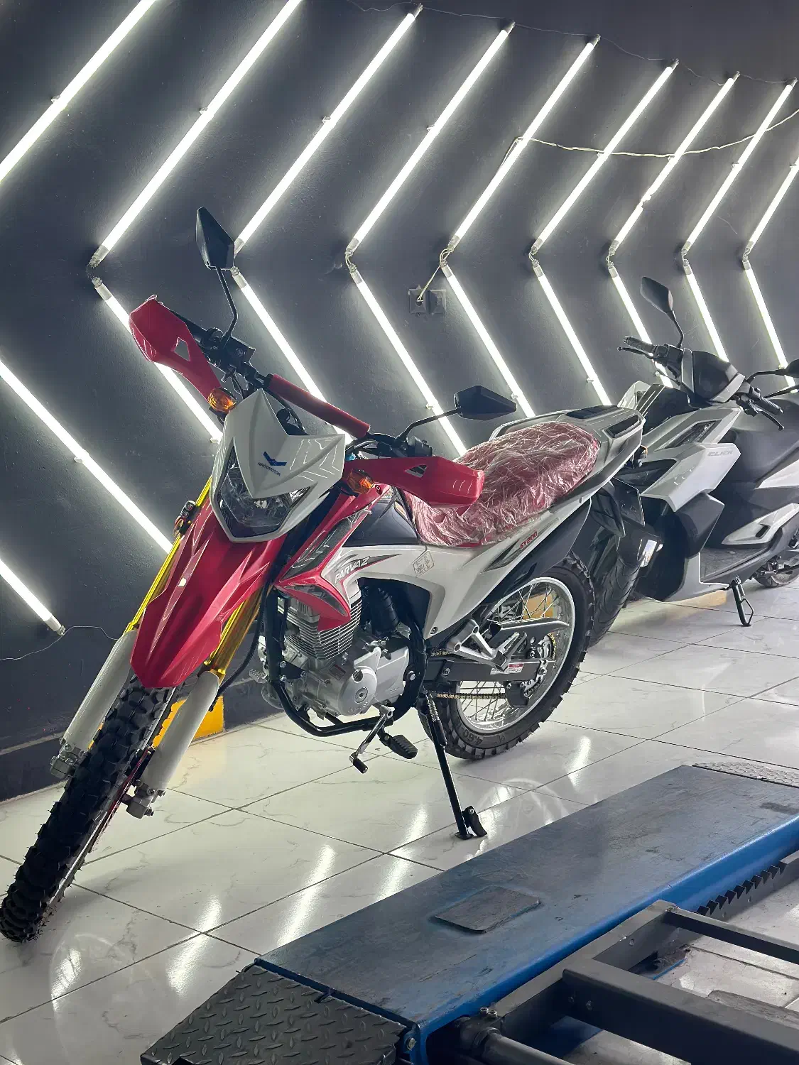 پرواز ۲۰۰ مدل ۴۰۴ در حد صفر|موتورسیکلت|ساوه, |دیوار