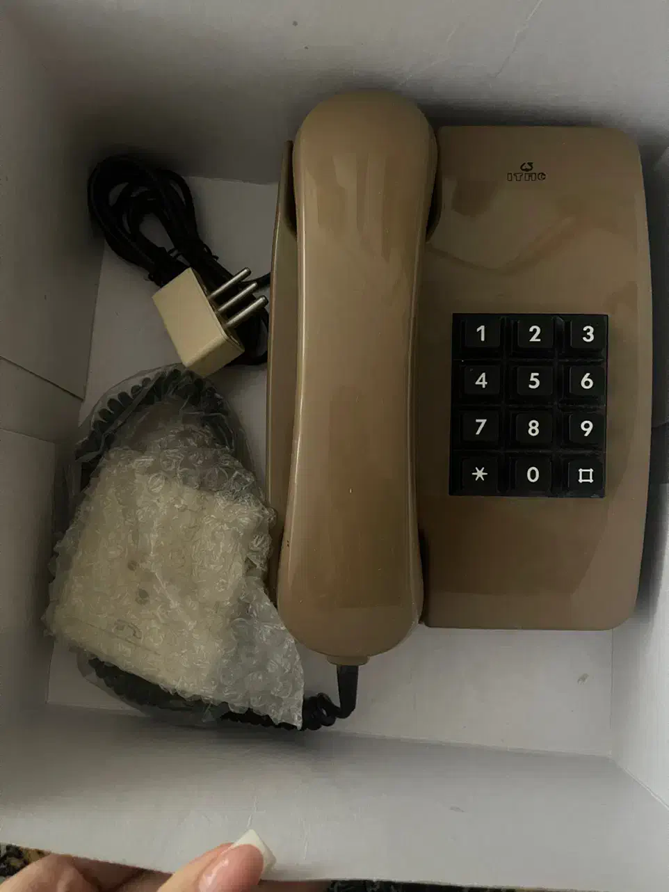 تلفن قدیمی نو|تلفن رومیزی|تهران, نیروی هوایی (پیروزی)|دیوار