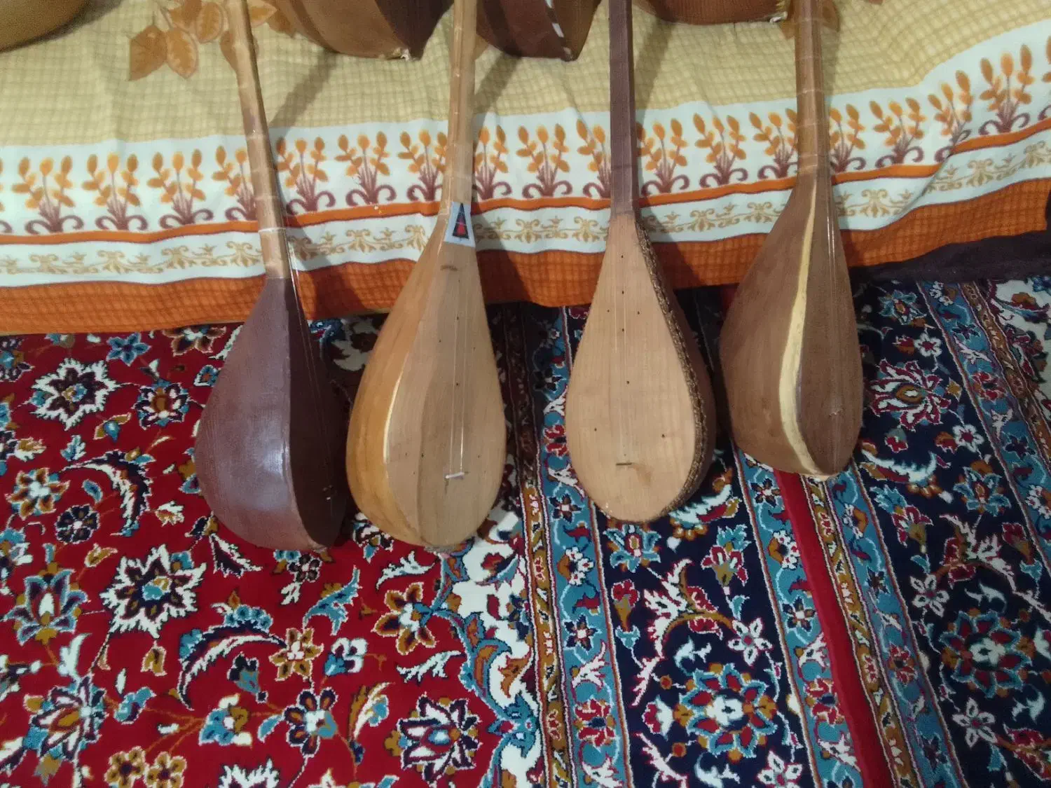 دوتار|سازهای سنتی|تایباد, |دیوار