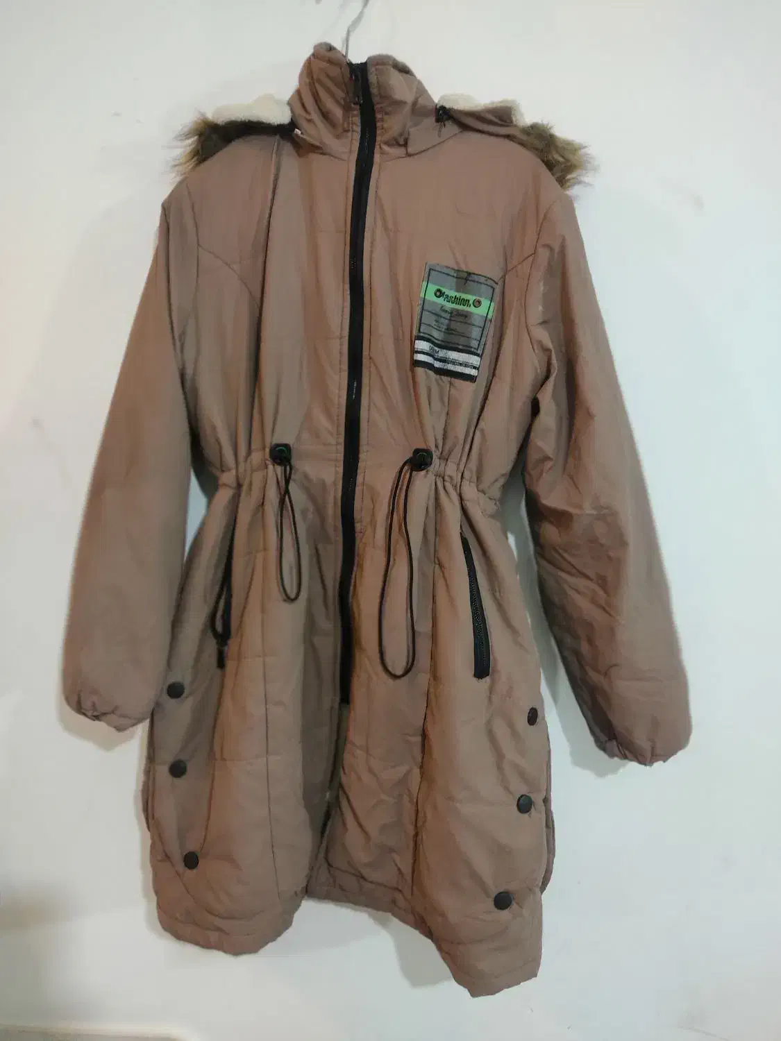 کاپشن|لباس|نقده, |دیوار