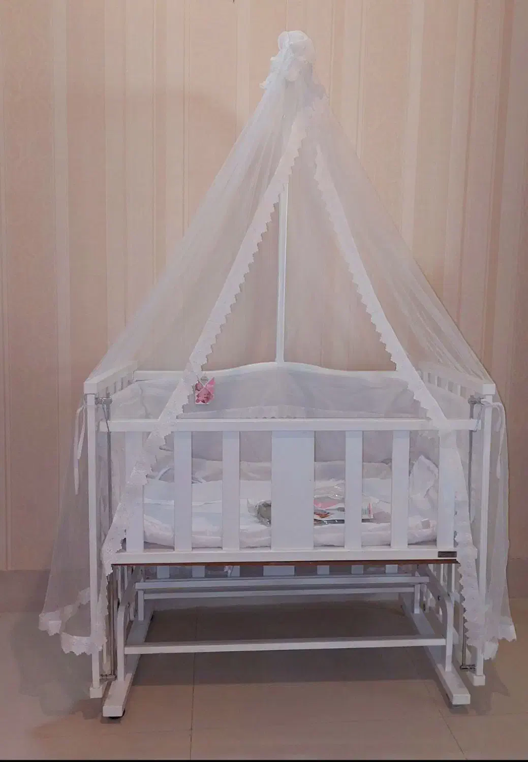 تخت وگهواره کنار تخت مادر،کارِ تُرک|اسباب و اثاث بچه|نیشابور, دارایی|دیوار