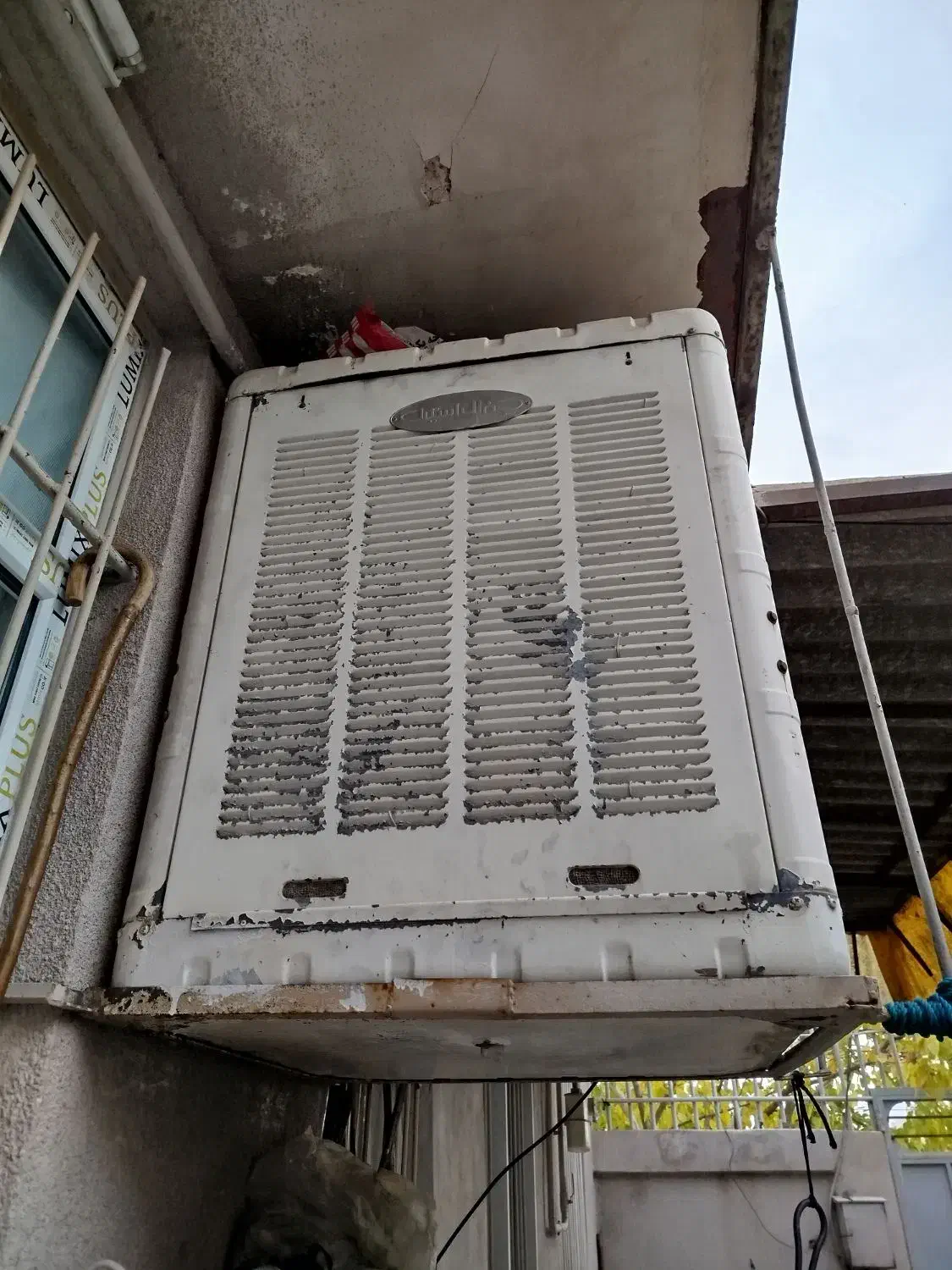 کولرآبی|کولر آبی|بیستون, |دیوار