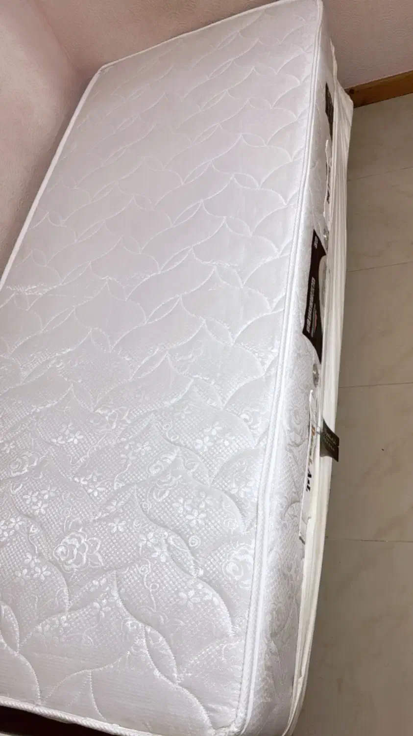 خوشخواب یکنفره به همراه کفی در حد نو|تشک تختخواب|کیش, |دیوار