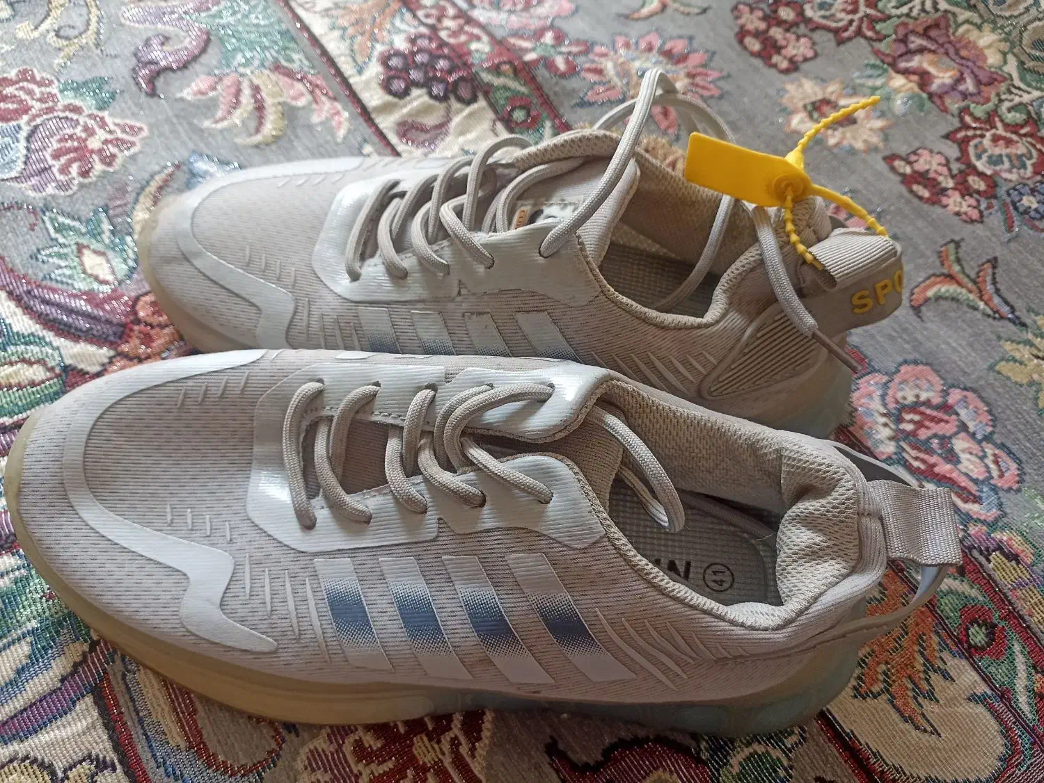 کفش کتونی اسپورت|کیف، کفش، کمربند|بومهن, |دیوار