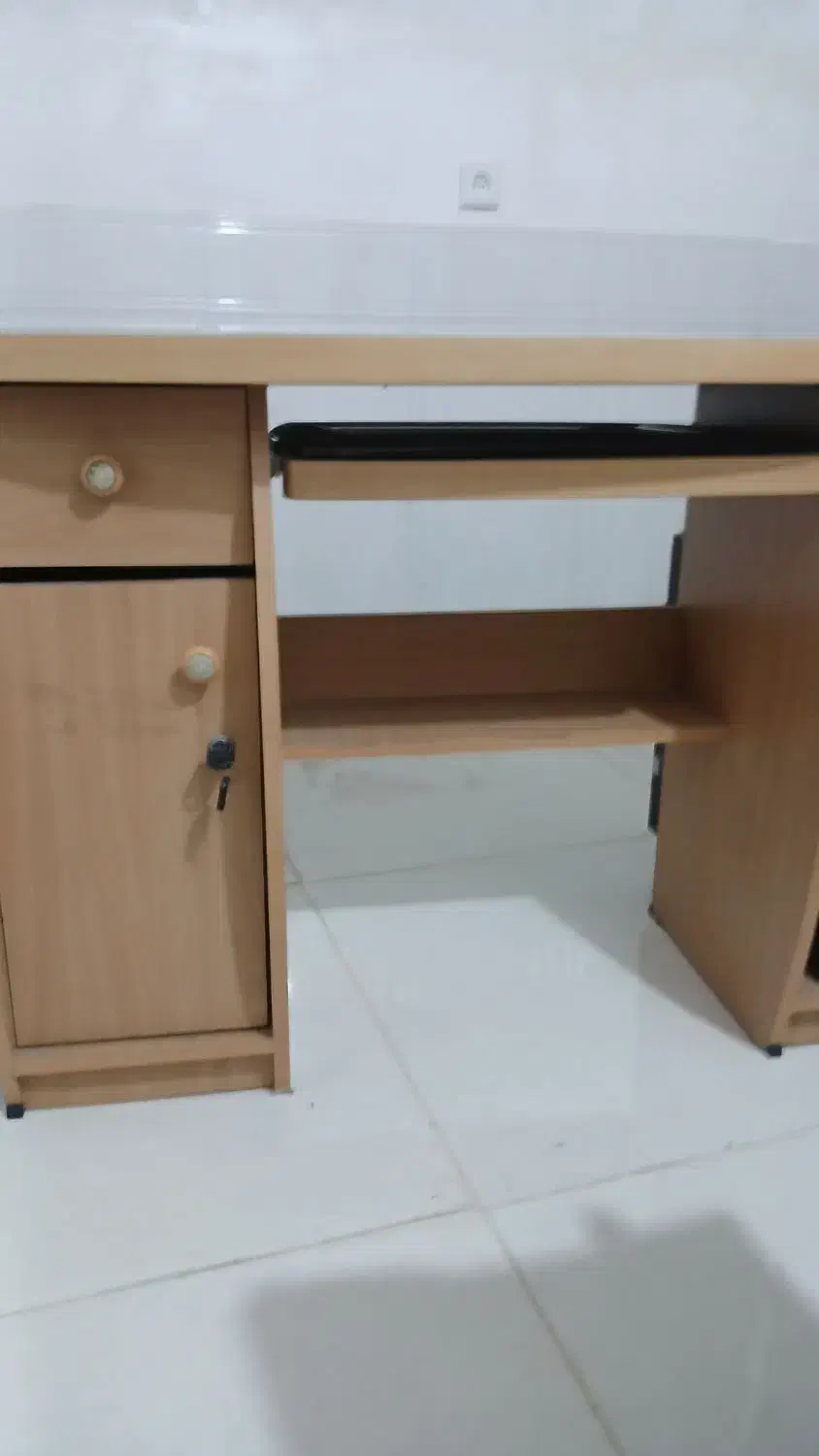 میز کامپیوتر سالم و تمیز|میز تحریر و کامپیوتر|اهواز, منبع اب|دیوار