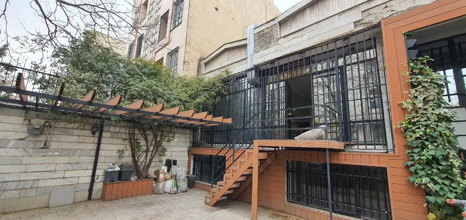 ۲۴۰ متر مستغلات ۱۴۰ متر +۶۵ متر زیر زمین