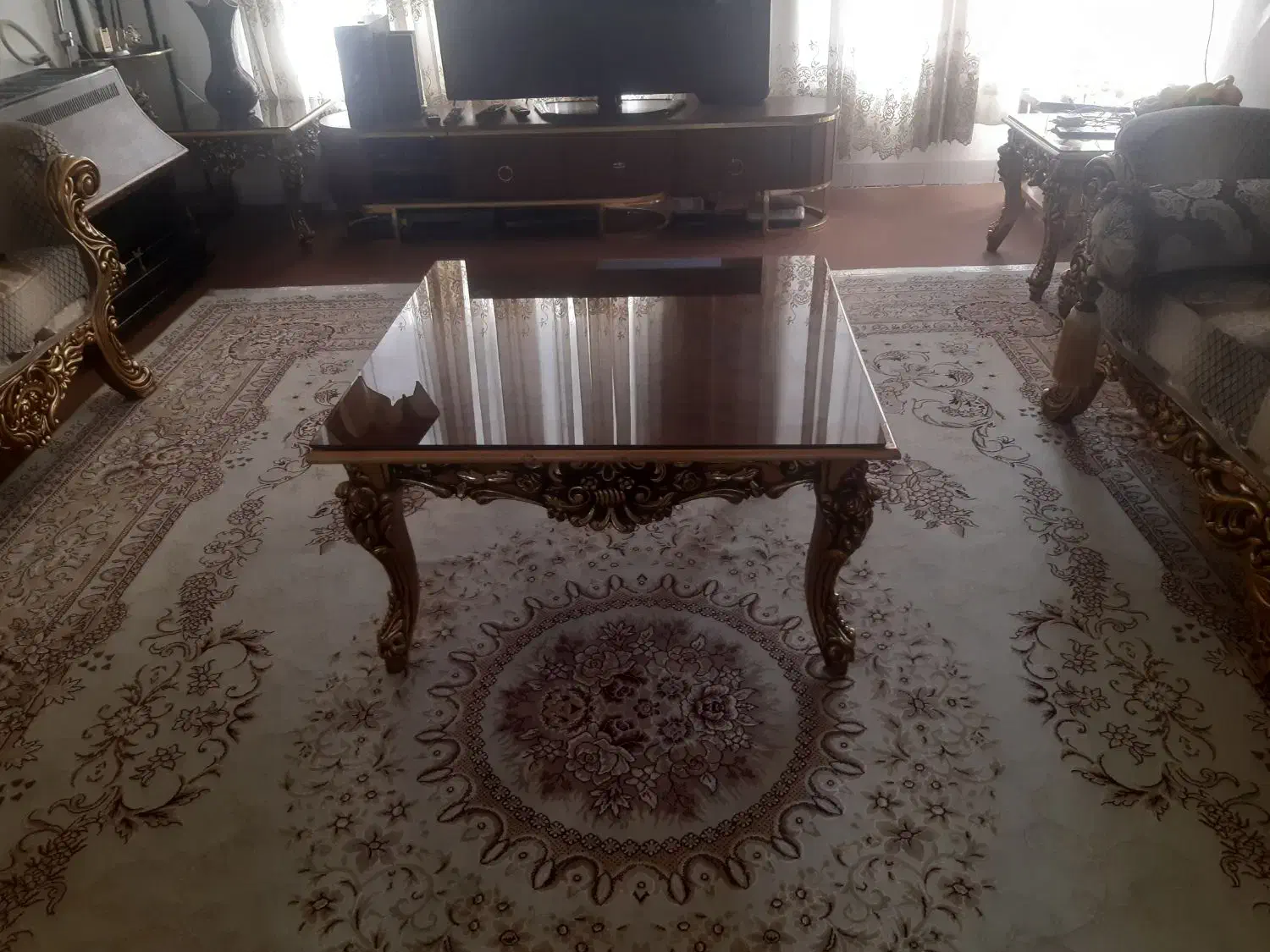 مبل سلطنتی وسه تا کل میز بزرگ وسط وکنار مبلی|مبلمان خانگی و میز عسلی|شیراز, سجادیه|دیوار