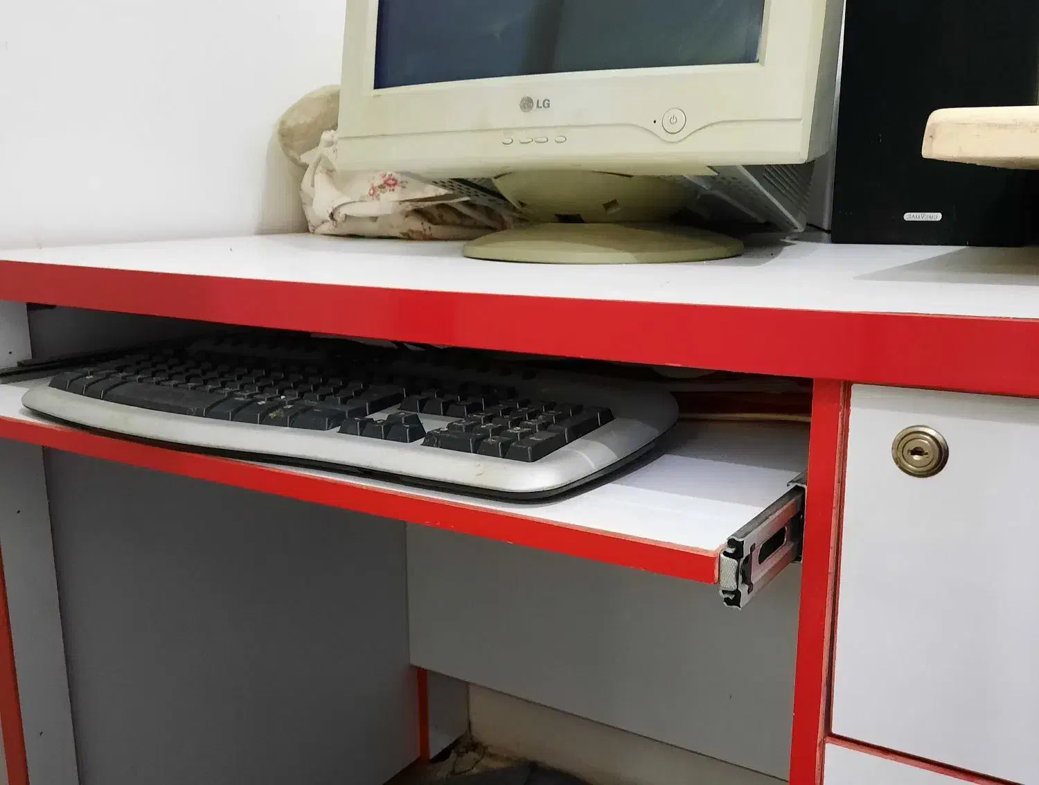 فروش میز کامپیوتر تمیز و سالم|میز تحریر و کامپیوتر|لاهیجان, کوی خزر|دیوار