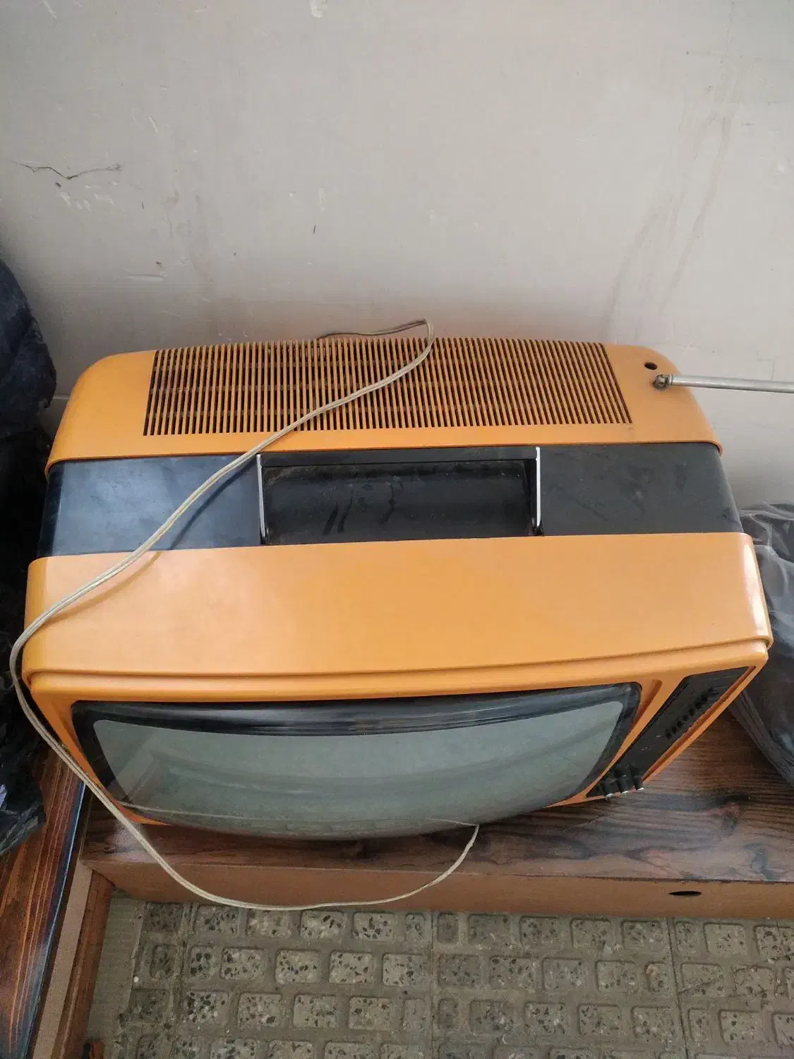 تلویزیون قدیمی|کلکسیون اشیاء عتیقه|لنجان, |دیوار