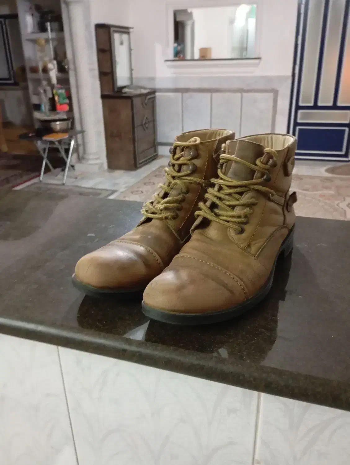 کفش چرم|کیف، کفش، کمربند|کلاله, |دیوار