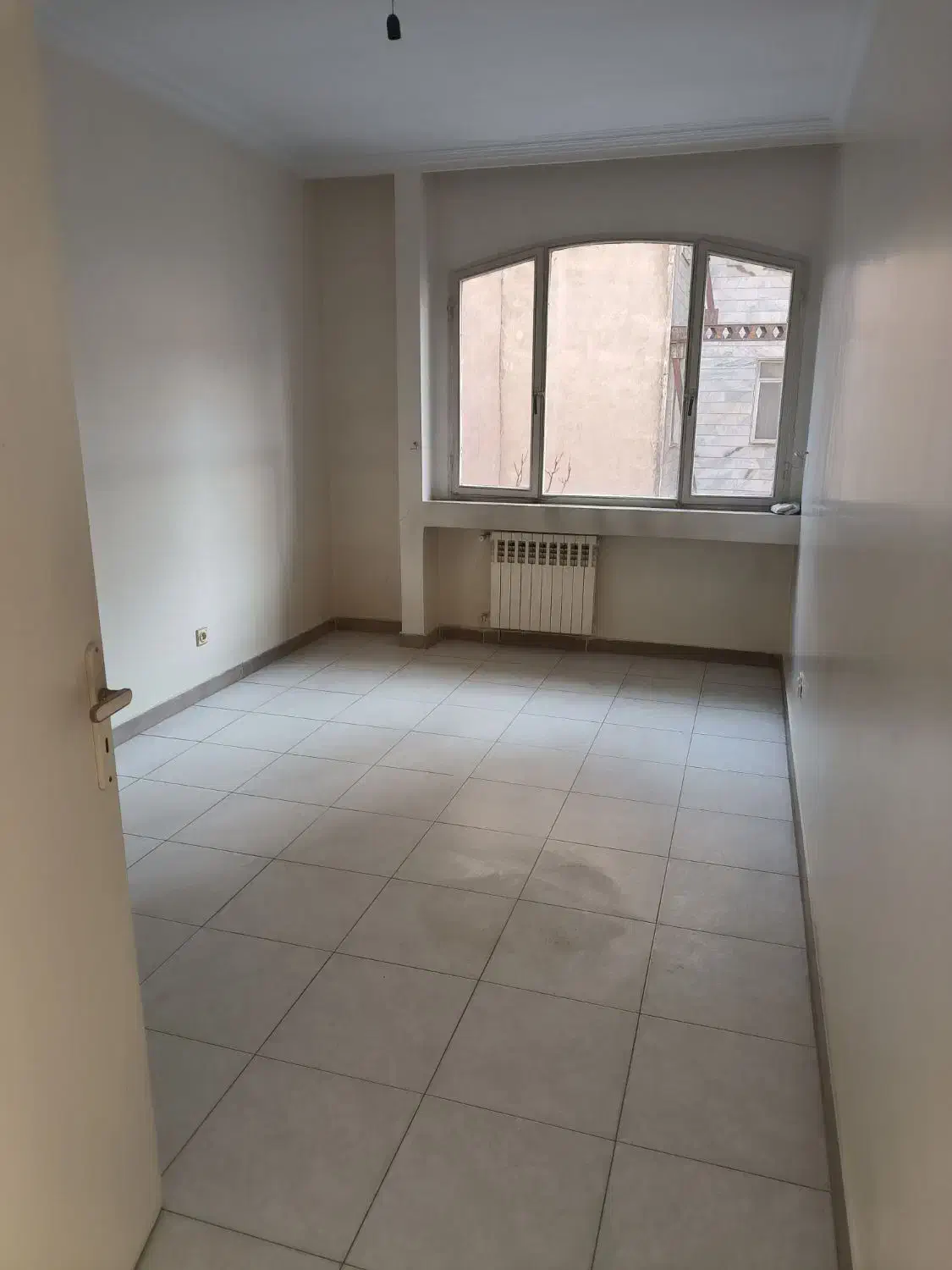 آپارتمان فلکه اول ۱۰۰ متر دو خواب شیک غرق نور