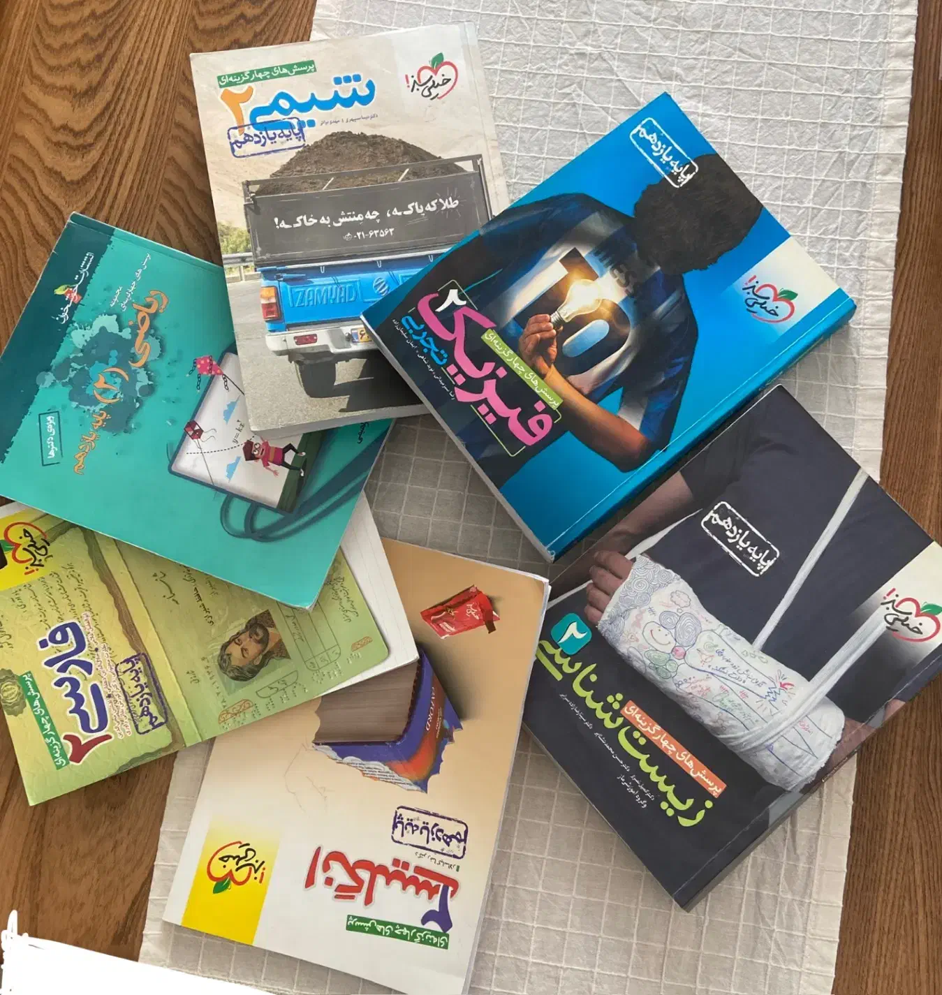 کتاب ۱۰-۱۱-۱۲ و آیین راهنمایی رانندگی کمتر از جلد|کتاب و مجله آموزشی|تهران, قبا|دیوار