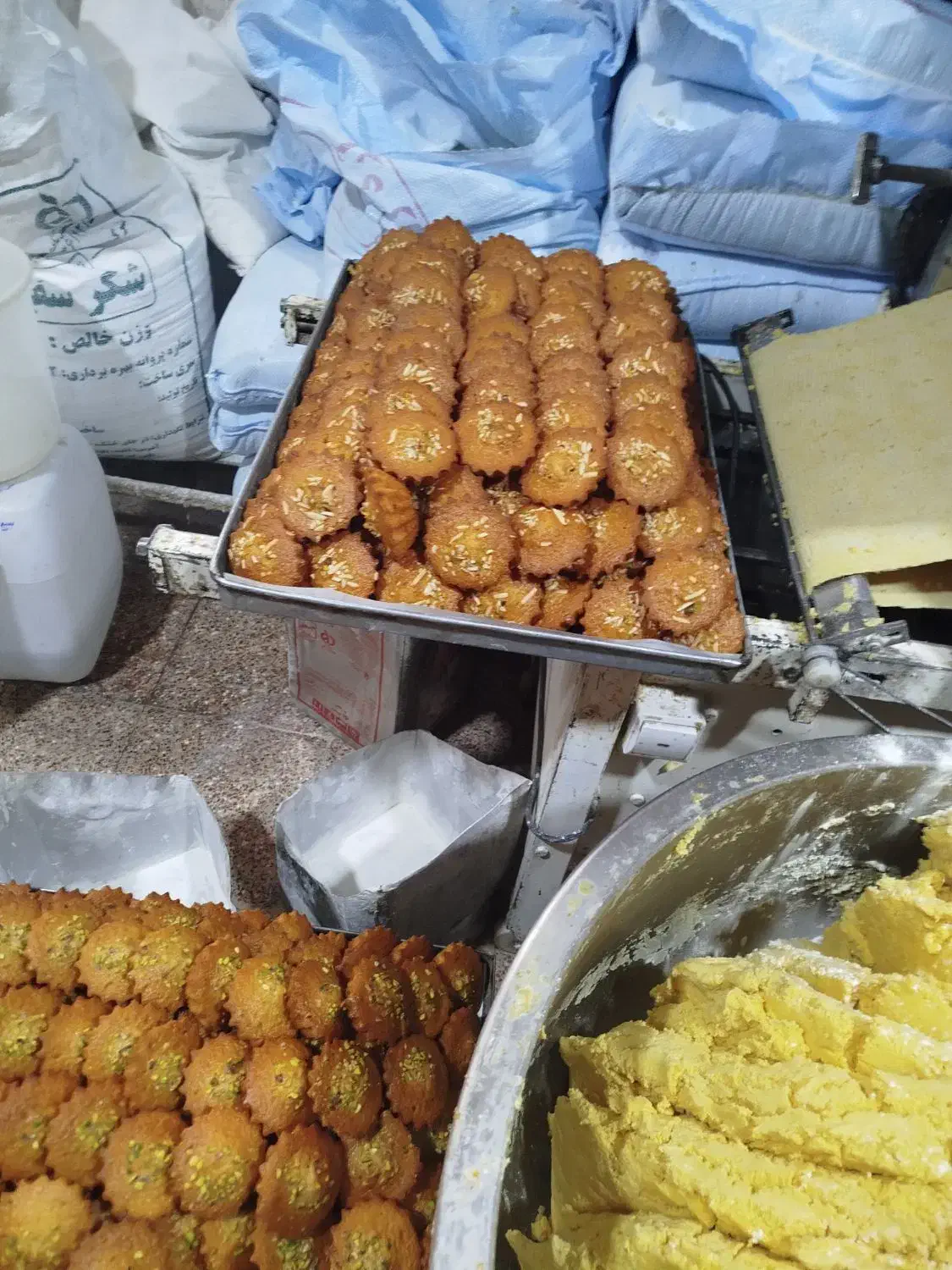 شیرینی تازه تازه داغ خوش خوشمزه|خوردنی و آشامیدنی|یزد, |دیوار